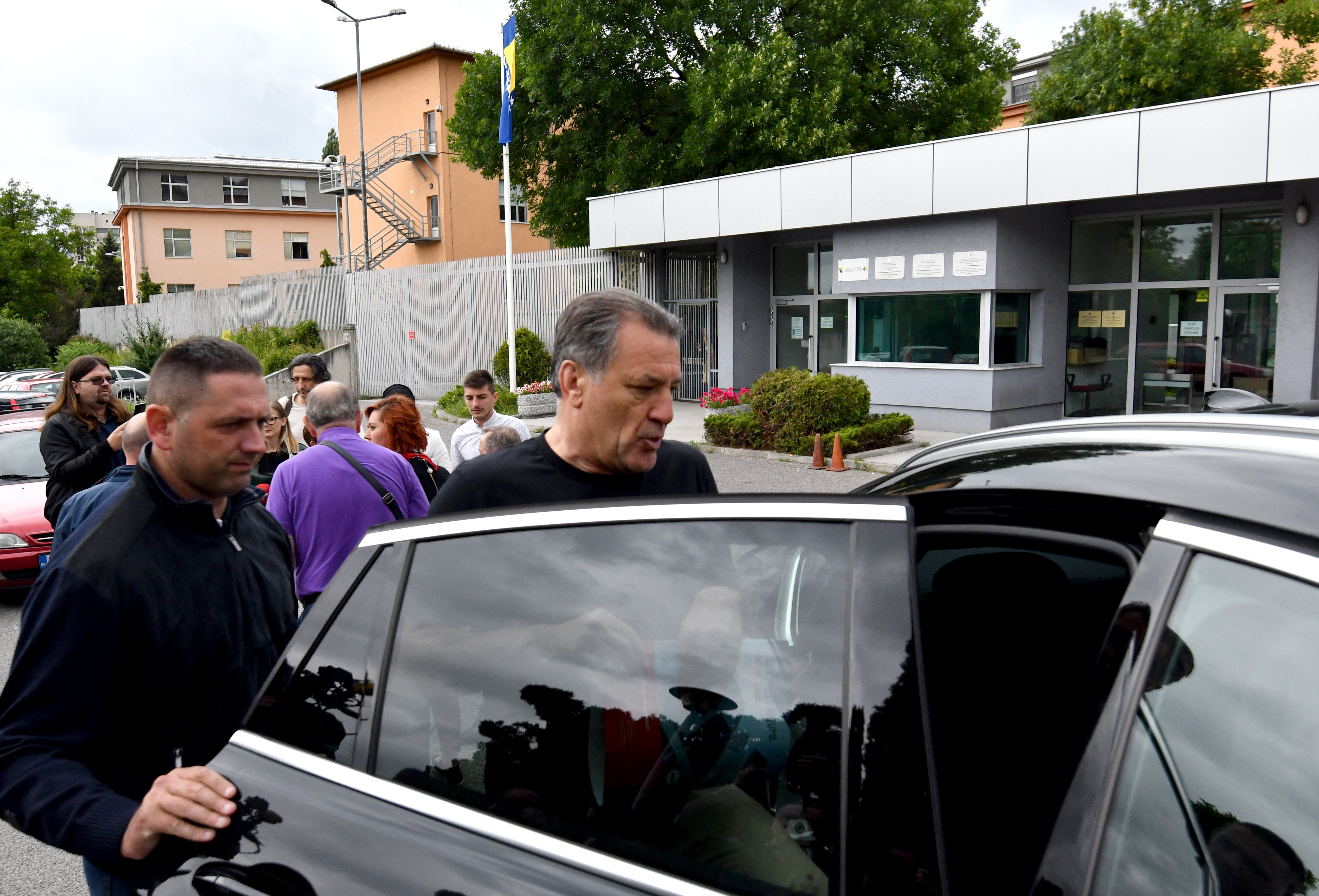 Zdravko Mamics elhagyja a boszniai bíróságot egy kiadatási meghallgatás után június 15-én