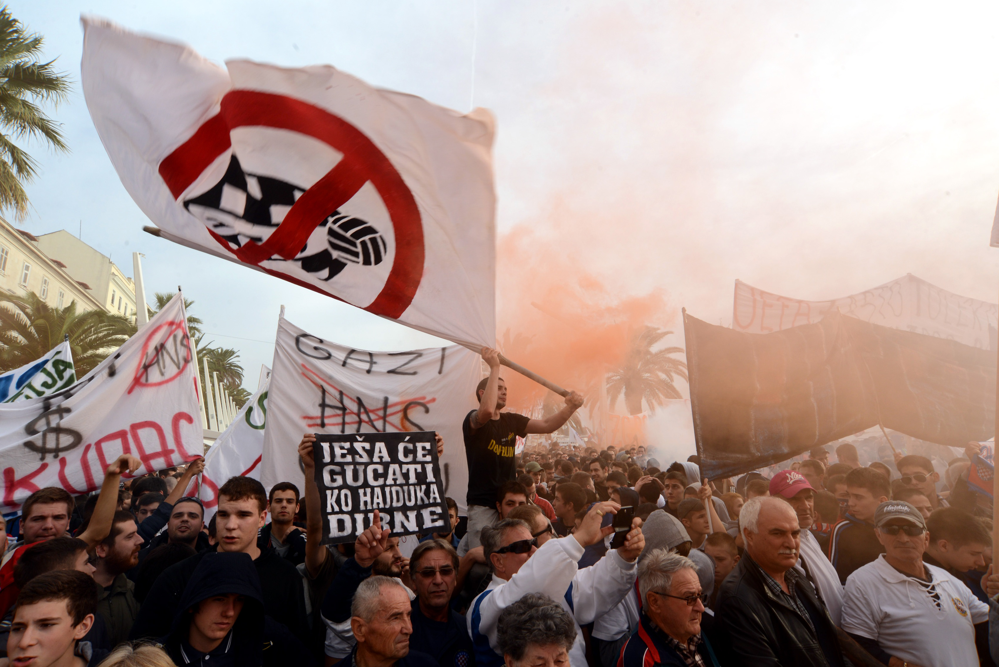 Horvát szurkolók tízezrei bojkottálják a csapatot, börtönbe küldenék Modrićot és a korrupt futballelitet