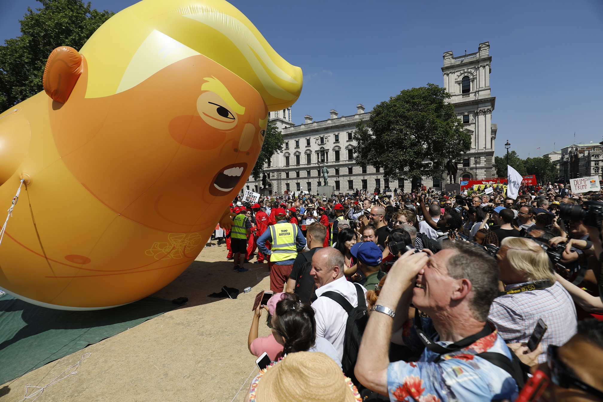 Fellőtték a csecsemő-Trump-légballont Londonban