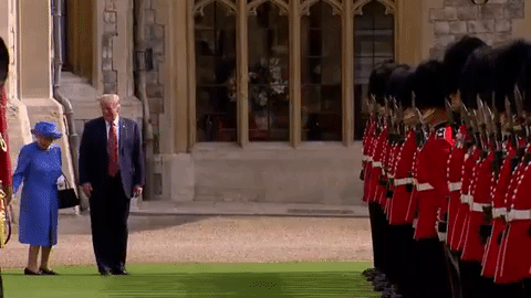Kabarét rendezett Trump, amikor Erzsébet királynő végigvezette a díszőrség előtt