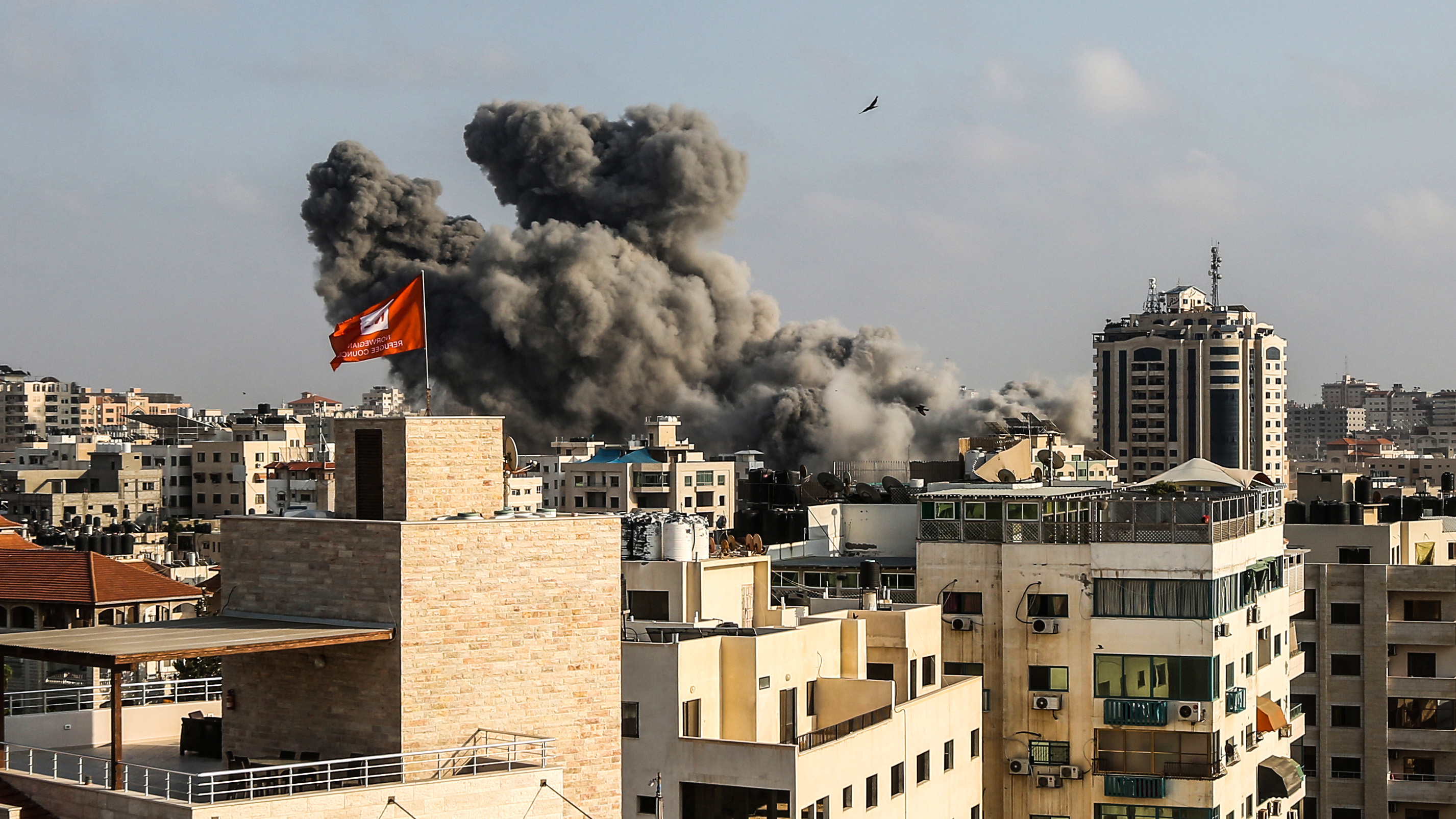 Több mint 100 rakétát és aknalövedékeket lőttek ki a Gázai övezetből izraeli területre