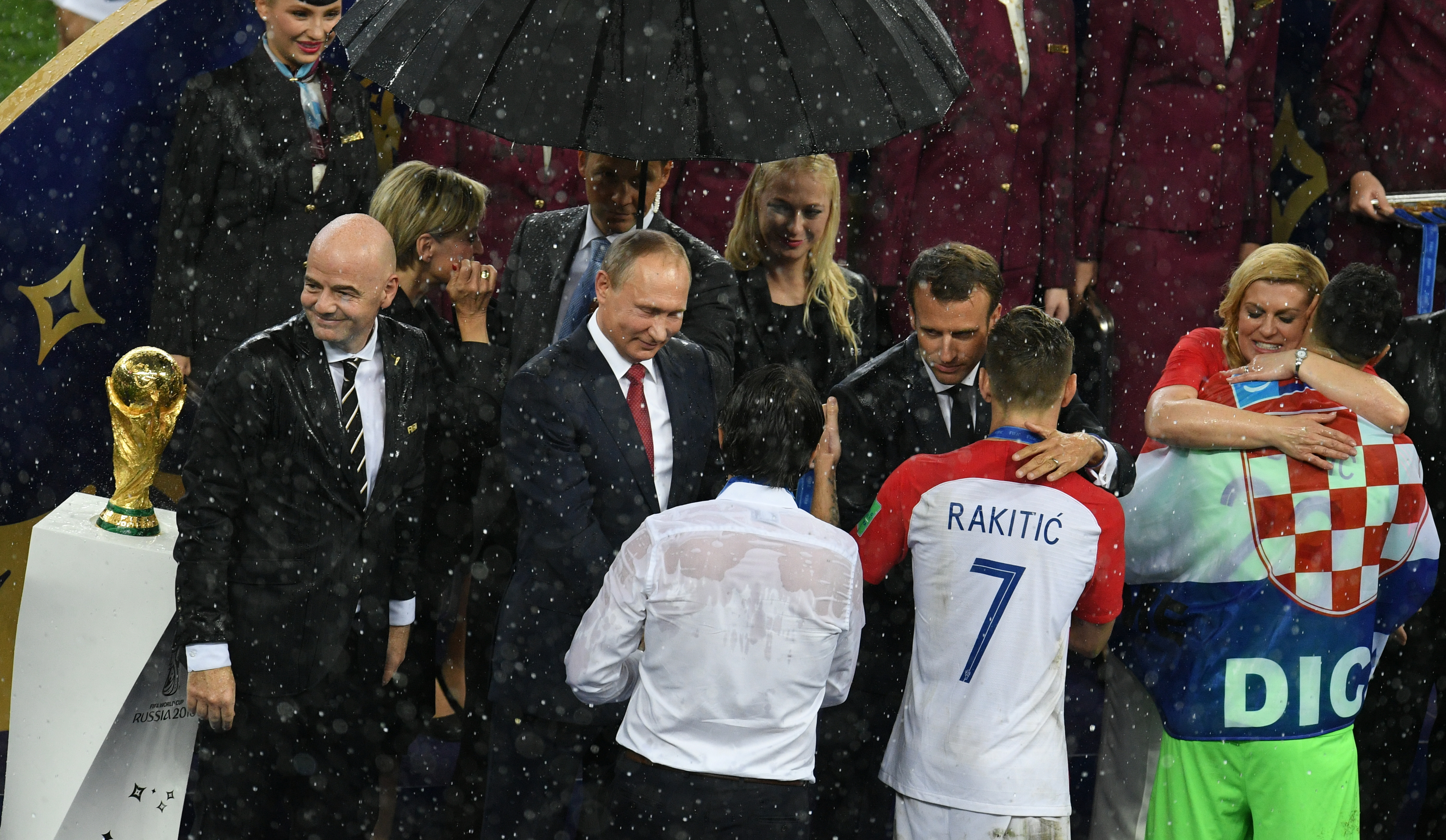 Csak Putyinnak jutott esernyő a szakadó esőben