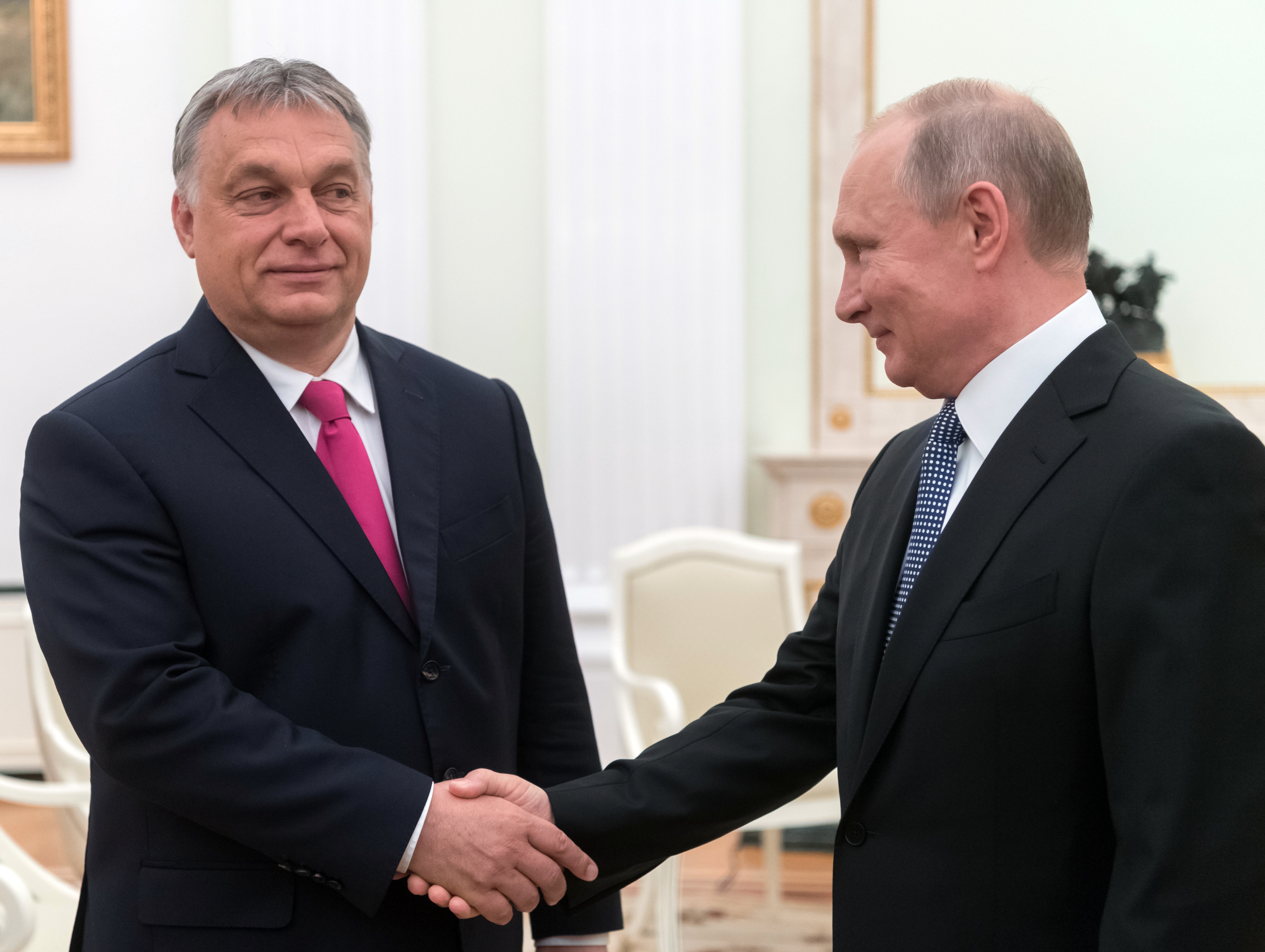 A magyar nyilvánosságot elfelejtették tájékoztatni, hogy Orbán az Oroszország elleni szankciók kártékonyságáról szónokolt Putyin oldalán
