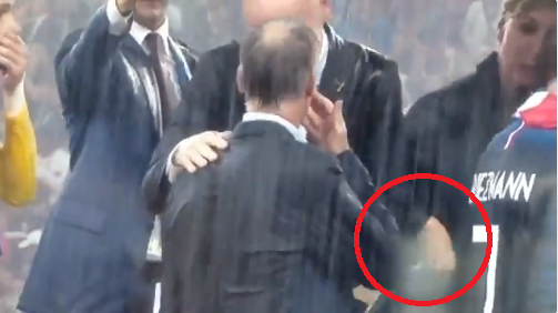 Zsebre vágott egy aranyérmet a pódiumon a Putyin mögött álló nő