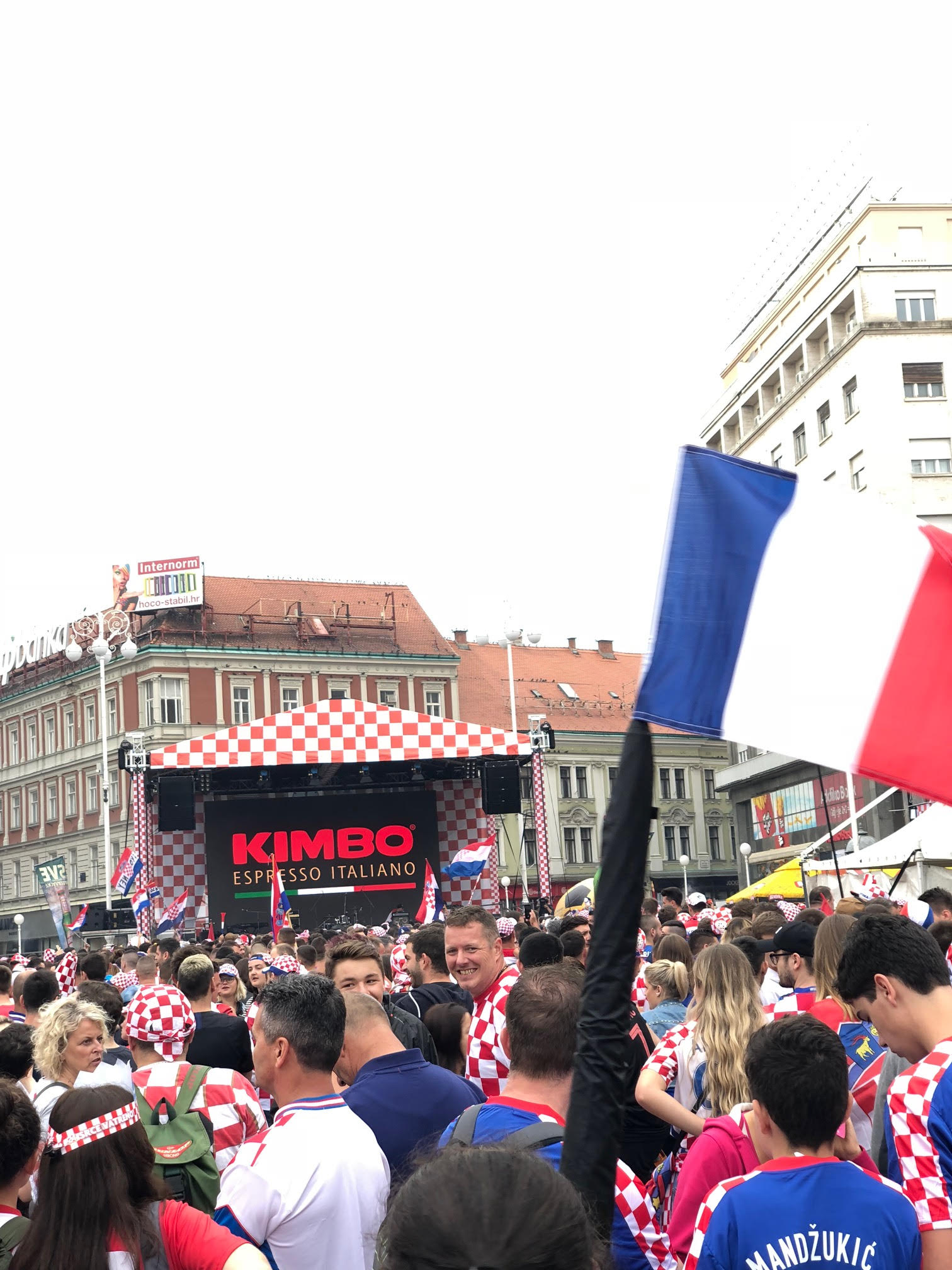 4 francia is ott szurkolt 100 ezer horvát között Zágráb főterén