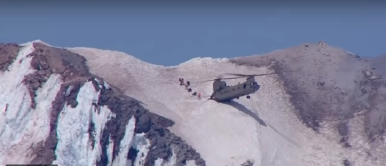 Helikopterpornó: látványos akcióval mentette meg a hegymászót a kétrotoros óriás