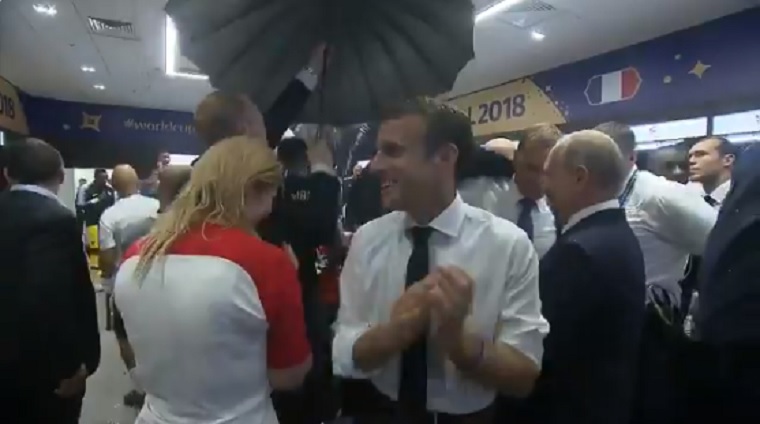 Diktátor a buli: putyinozós kórussal, franciául beszélő horvát elnöknővel és Macronnal ünnepelt az öltözőben a világbajnok