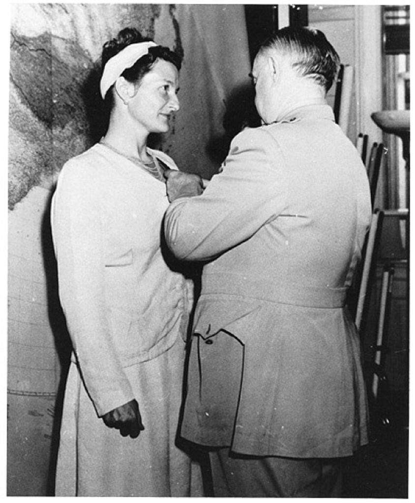 William J. Donovan tábornok kitünteti Virginia Hallt 1945 szeptemberében