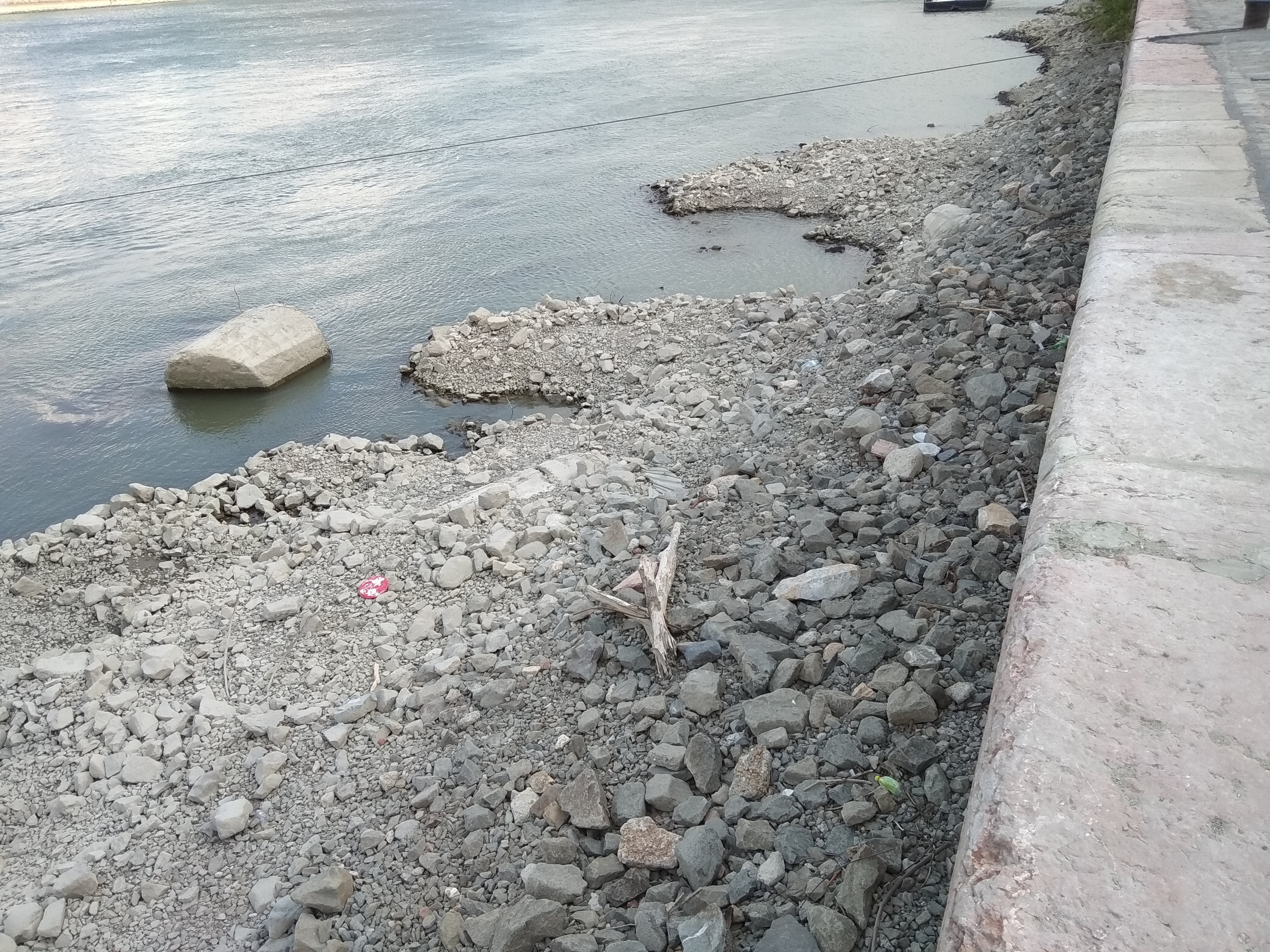 Hibátlanul sikerült a Duna medrének helyreállítása toronyugró betonplacc elbontása után