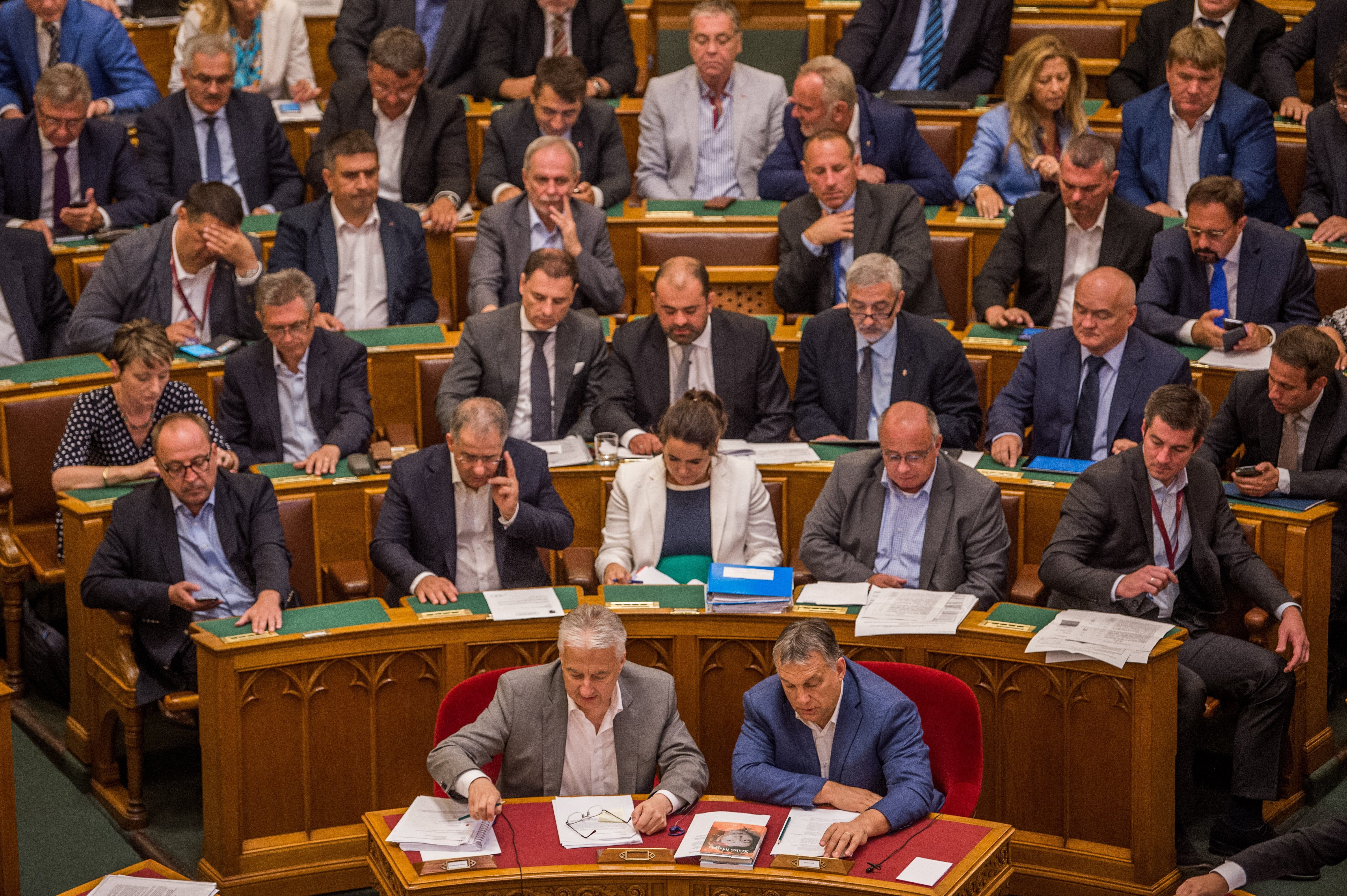 Még Orbán is bement gombot nyomni: megszavazták a képviselői fizetések emelését 