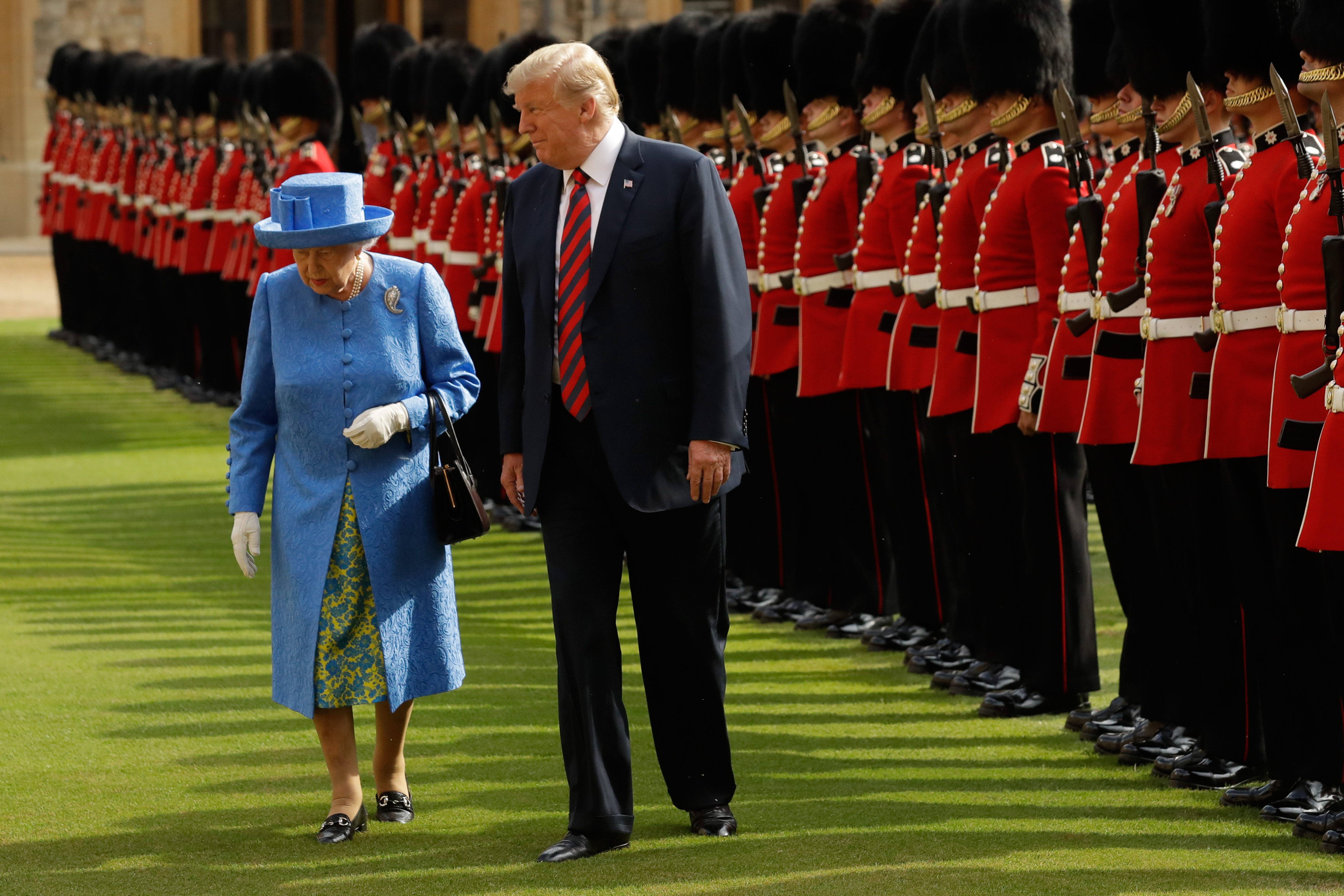 Donald Trump bekamuzta, hogy Erzsébet életében először az ő tiszteletére szemlélte meg saját díszőrségét