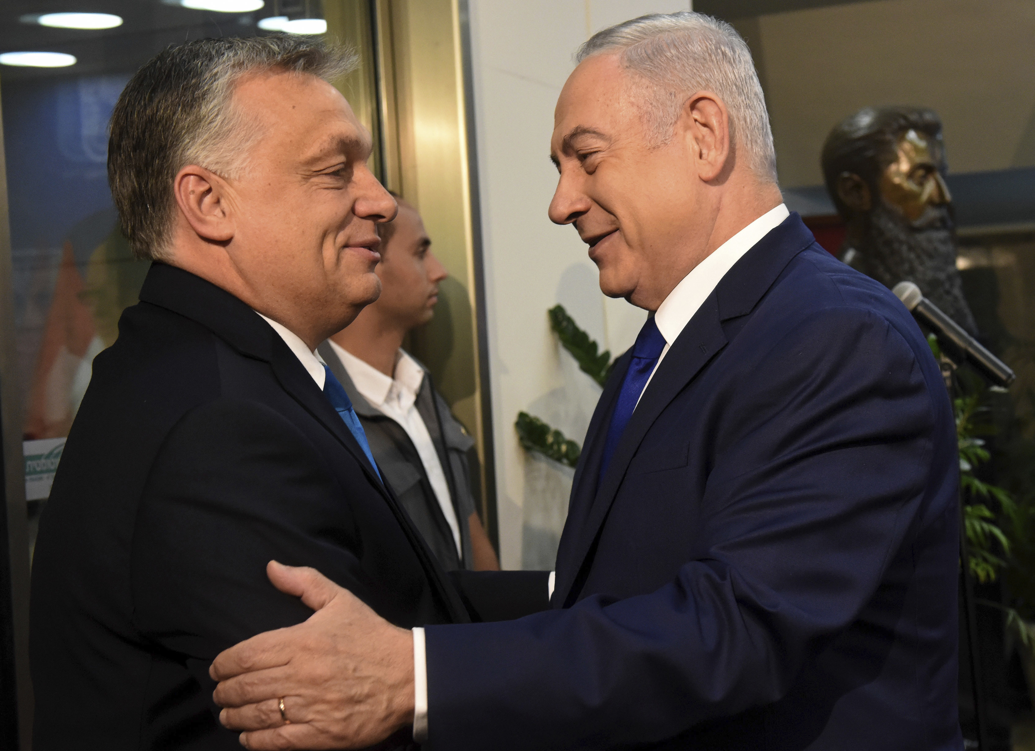 Az izraeli külügyminisztérium tiltakozna a Sorsok Háza miatt, de Netanjahu megvédi Orbánt