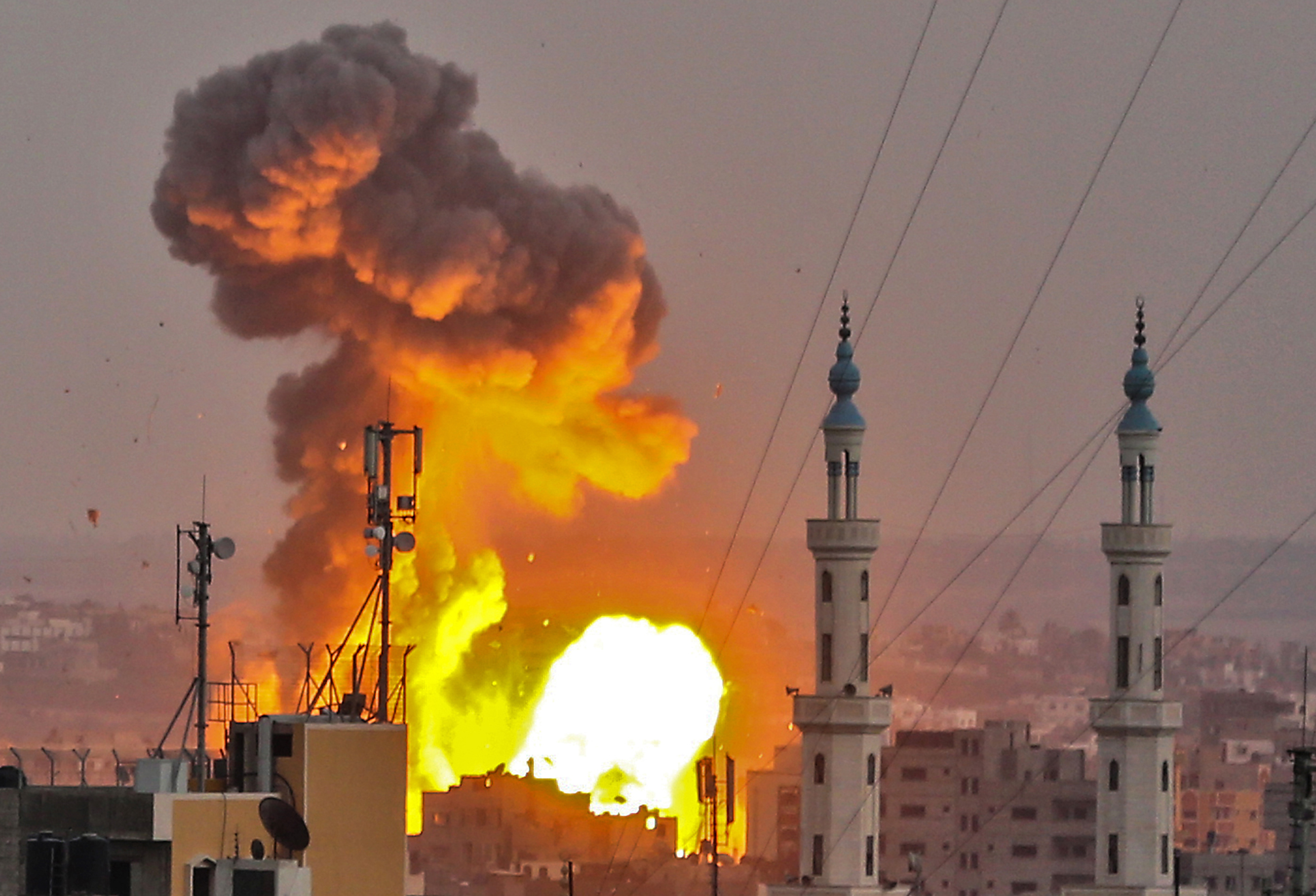 Támadást indított a Gázai övezet ellen az izraeli hadsereg, miután lelőttek egy katonát a határon