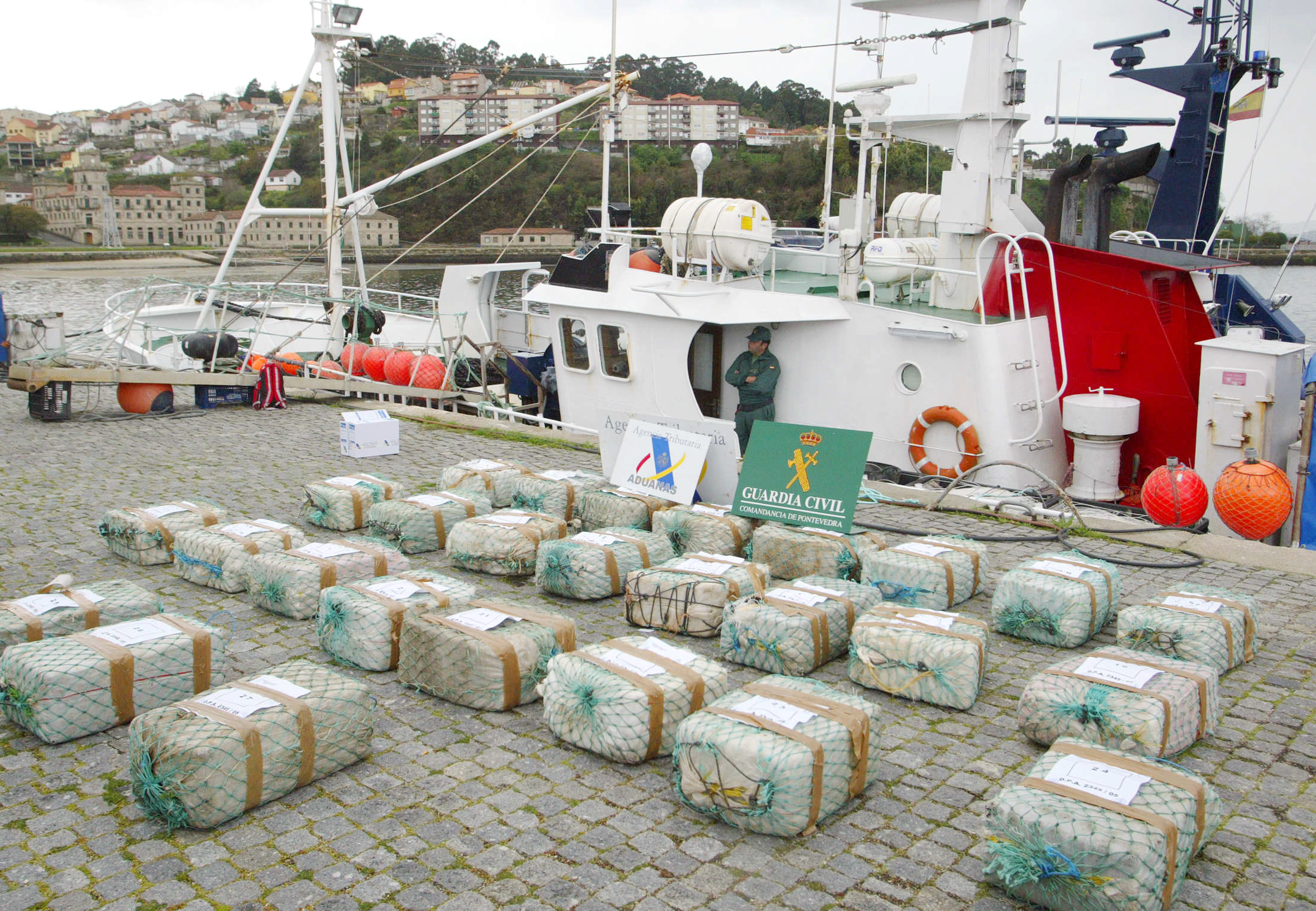 Több mint 1 tonna kokó lapult a halacskák között