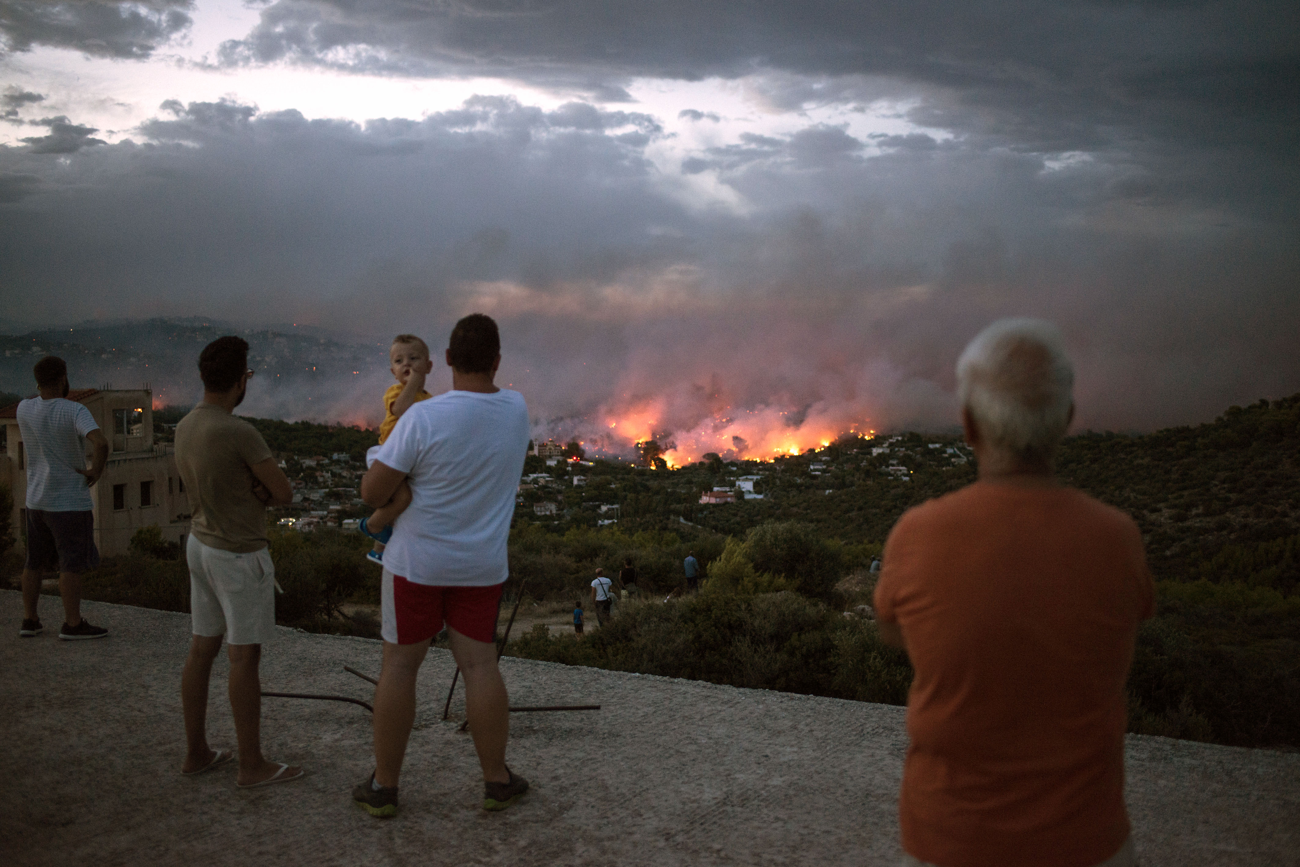 "Hála az égnek ott volt a tenger, a hátunkat már égette a tűz", mesélték a görög erdőtűz túlélői