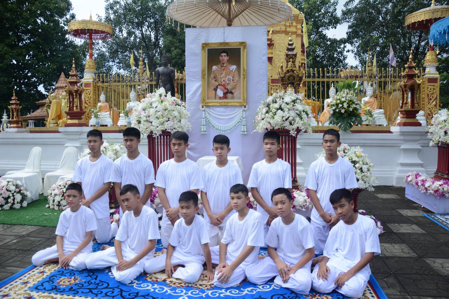 Buddhista szerzetestanoncnak állnak a barlangból kimentett thai gyerekek