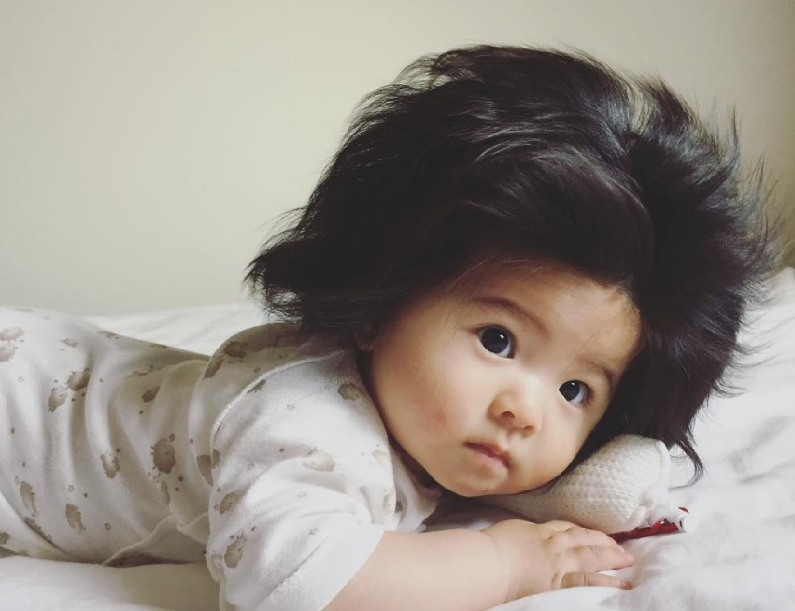 Японские крошки. Младенец с длинными волосами. Младенец с темными волосами. Младенец с волосами. Новорожденный ребенок с длинными волосами.