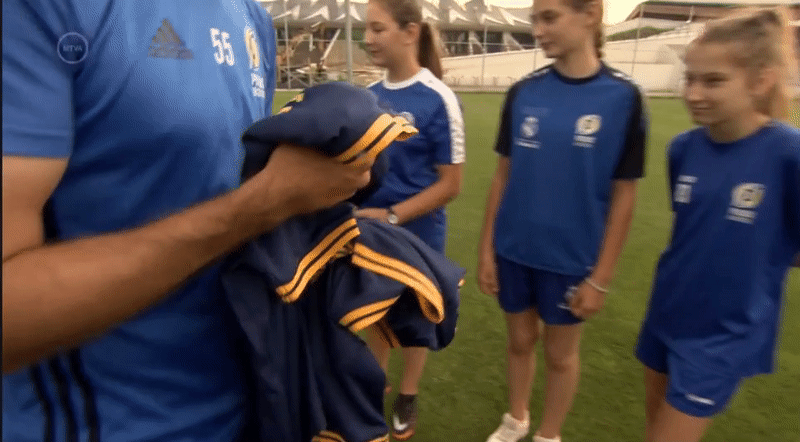 A közmédia gyerekműsorában sportolók osztogatják Mészáros Lőrinc ajándékmezeit gyerekeknek és parasportolóknak