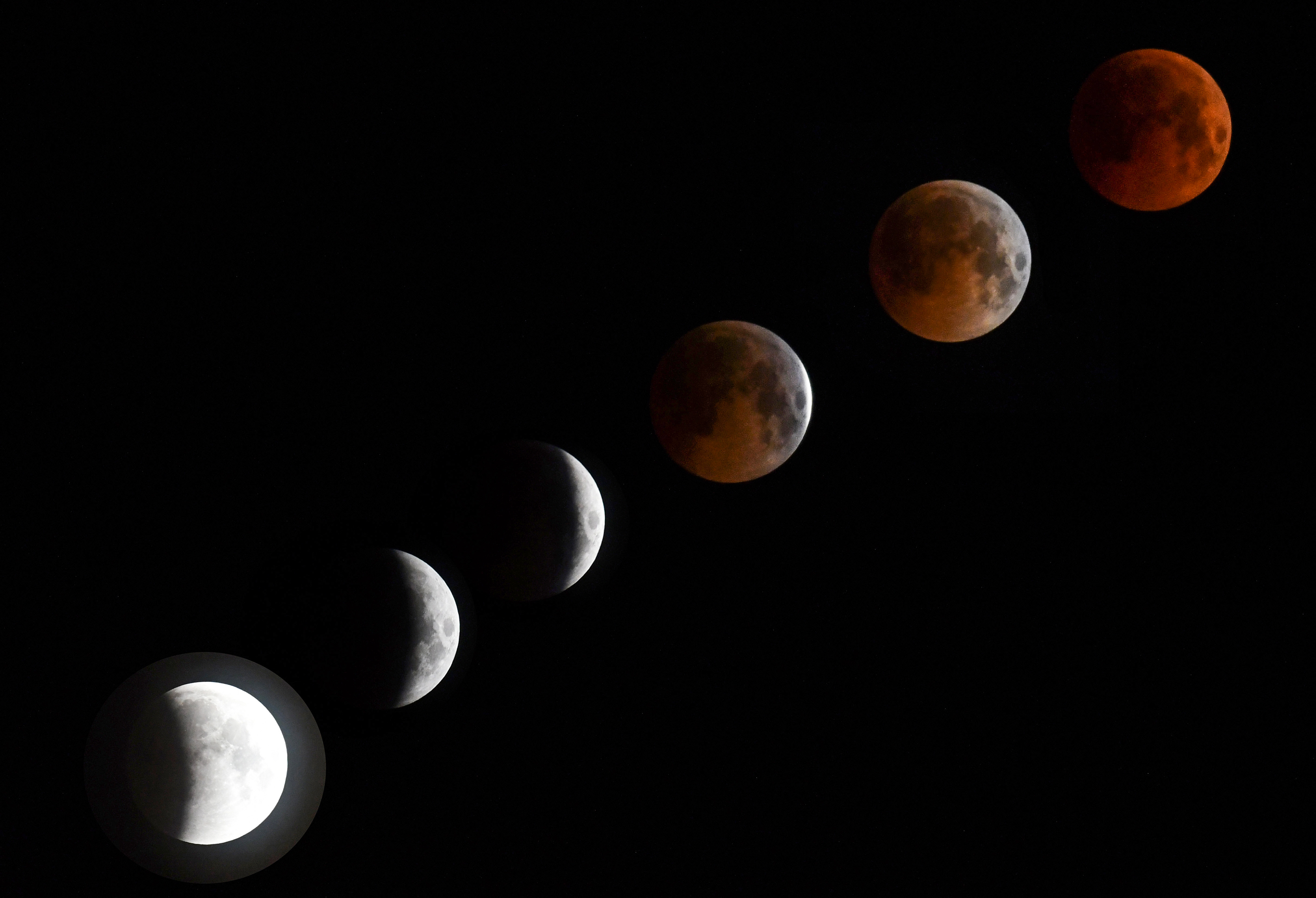 A kirgizisztáni Biskekben készült ez a hat fotóból kompilált kép, mutatva a vérholddal egybekötött teljes holdfogyatkozás fázisait.
