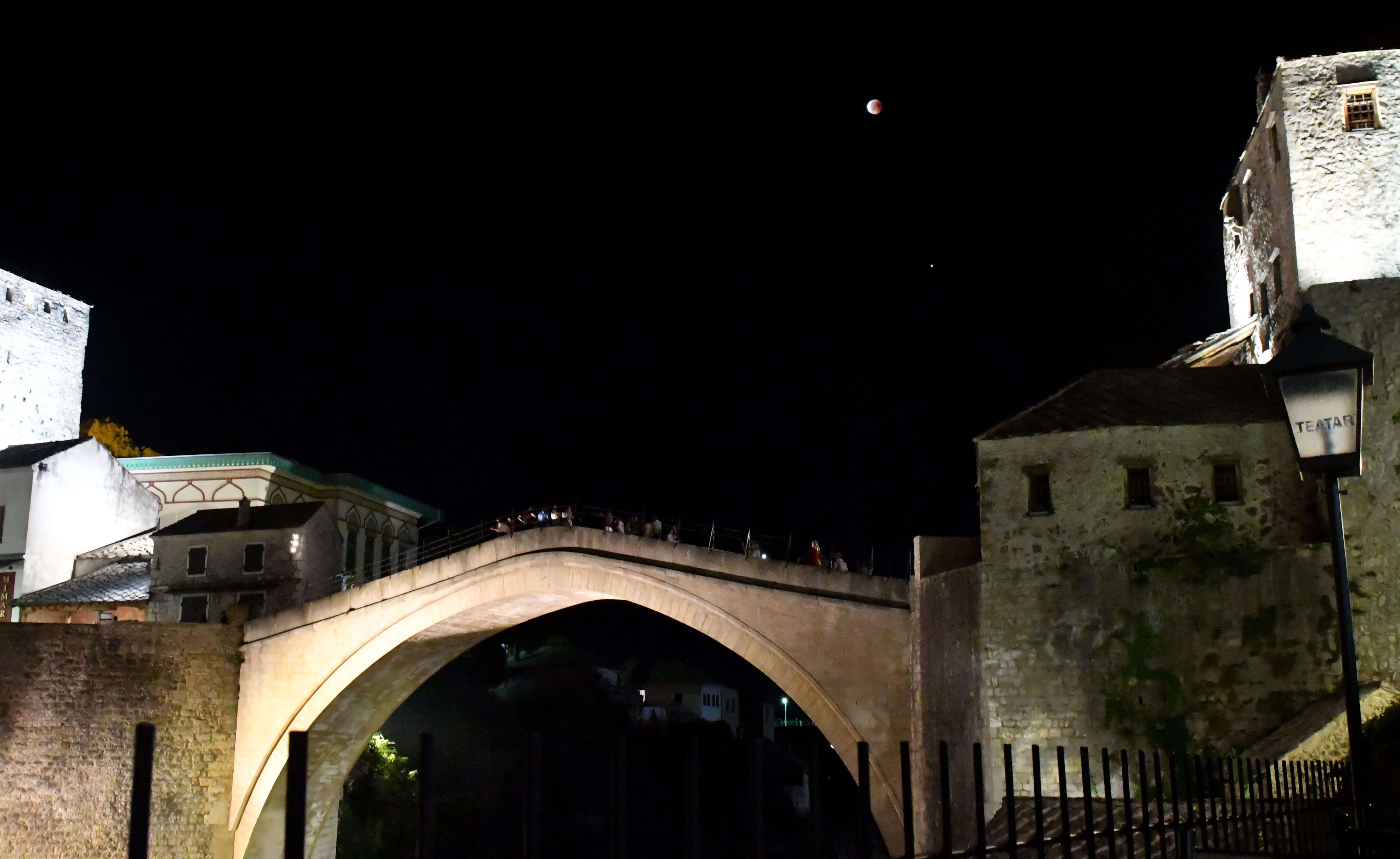 A mostari híd és az árnyékból kivonuló Hold