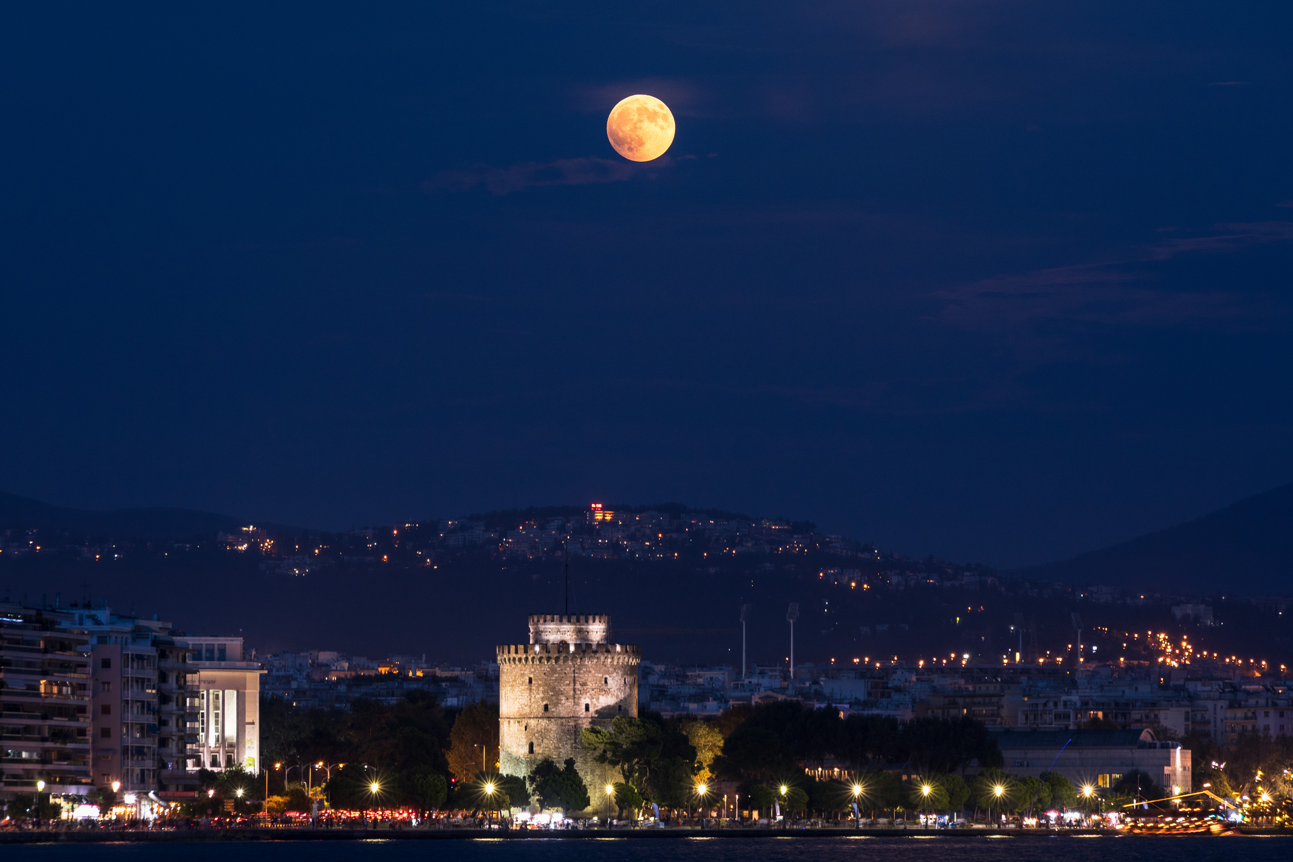 A Thesszaloniki fölött felkelő Hold kezd a Föld árnyékába kerülni