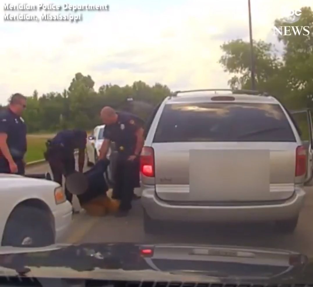 Előkerült egy felvétel, amin egy amerikai rendőr egy megbilincselt férfin próbálgatta a sokkolóját