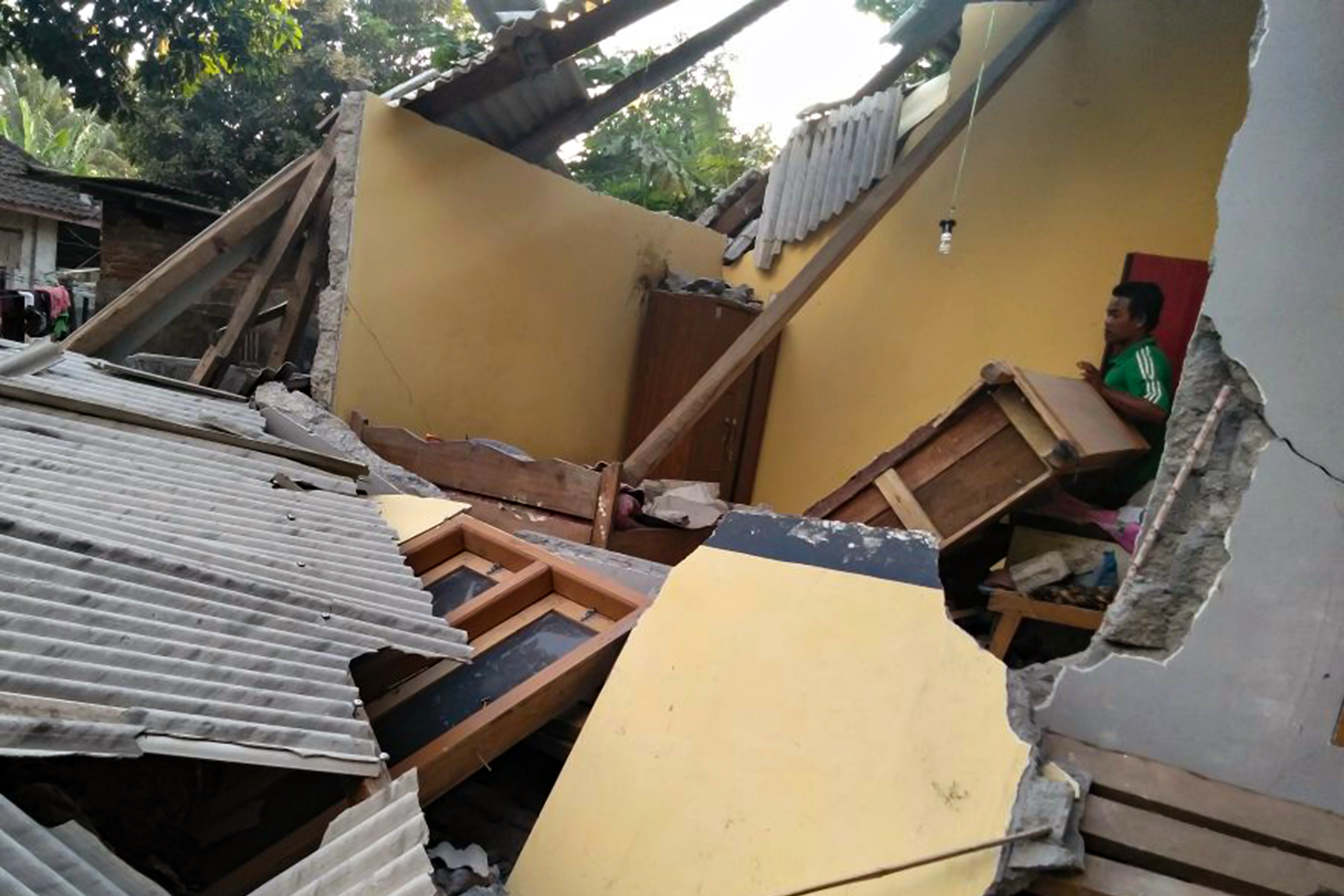 Népszerű nyaralóhelyen pusztított földrengés Indonéziában