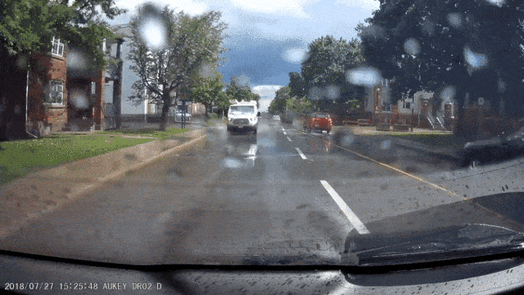 Kirúgták a kisteherautósofőrt, aki direkt hajtott pocsolyákba, hogy lefröcskölje a gyalogosokat