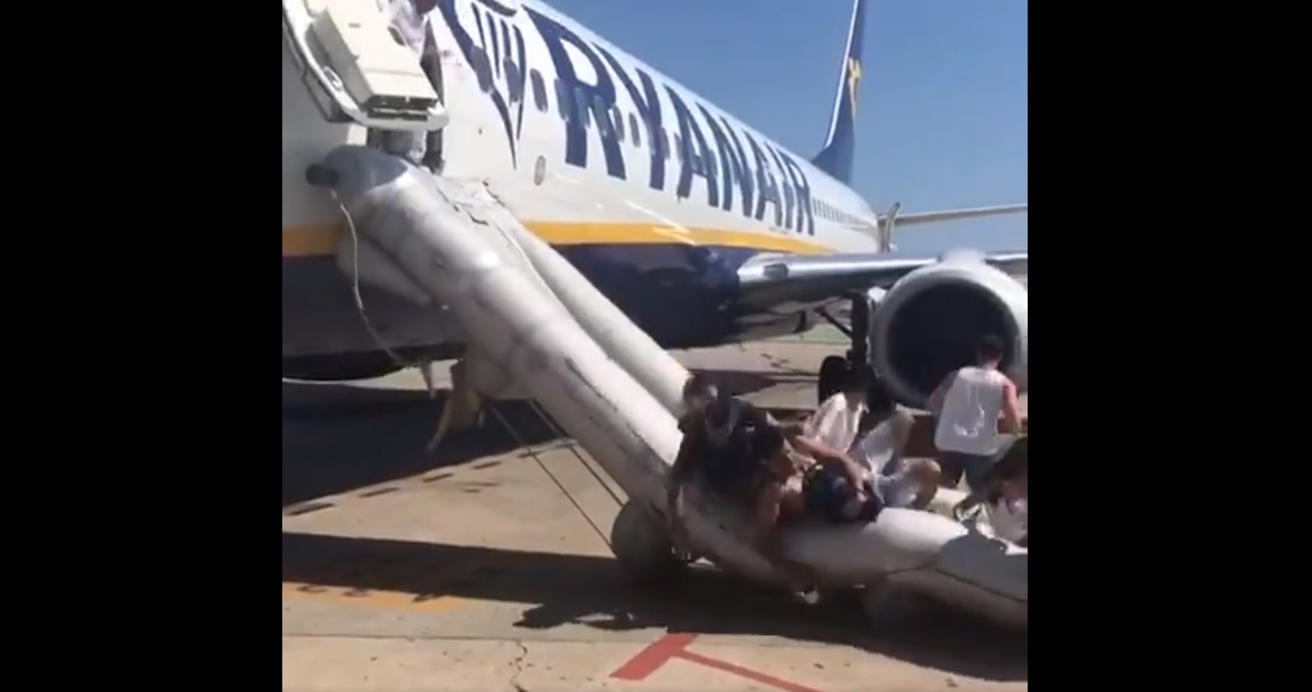 Kigyulladt egy mobiltöltő egy felszállásra készülő repülőn Barcelonában, erre akkora pánik lett, hogy az emberek egymás hegyén-hátán próbáltak lejutni a gépről