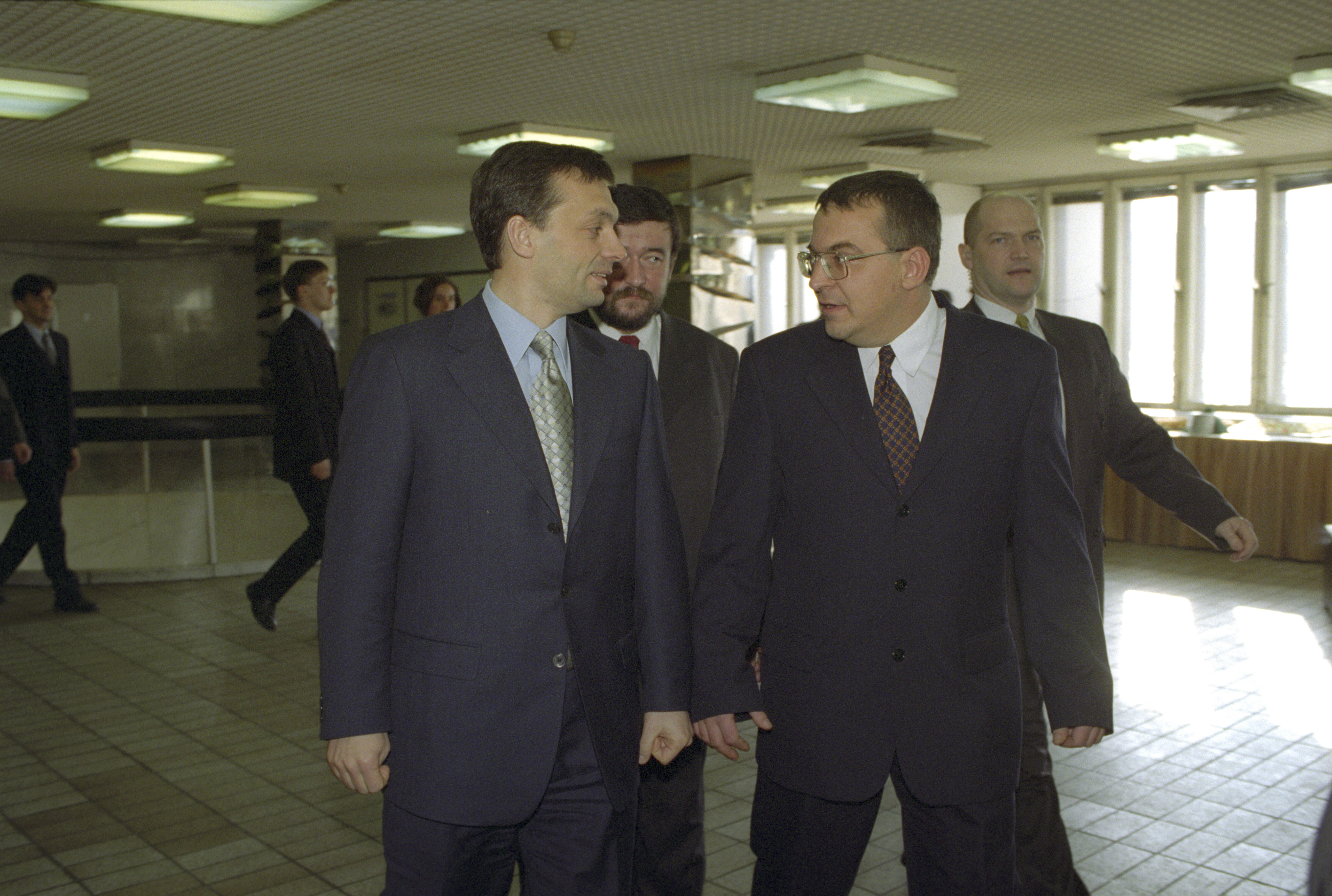 Orbán Viktor és Simicska Lajos 1999 márciusában a Mûszaki és Természettudományi Egyesületek Szövetsége (MTESZ) székházában