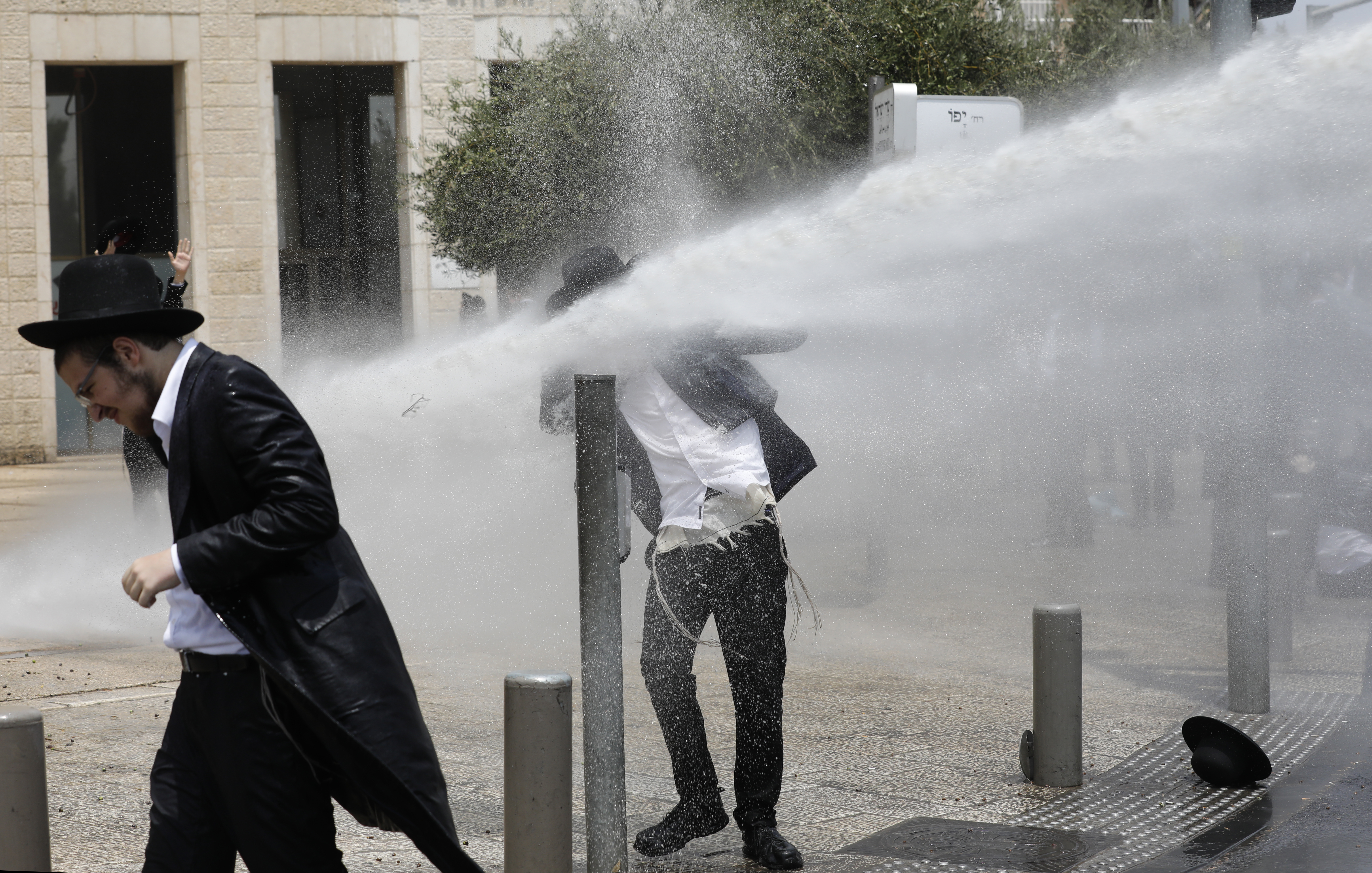 Vízágyúval oszlatták fel a sorkötelezettség ellen tüntető ultraortodox zsidókat Jeruzsálemben