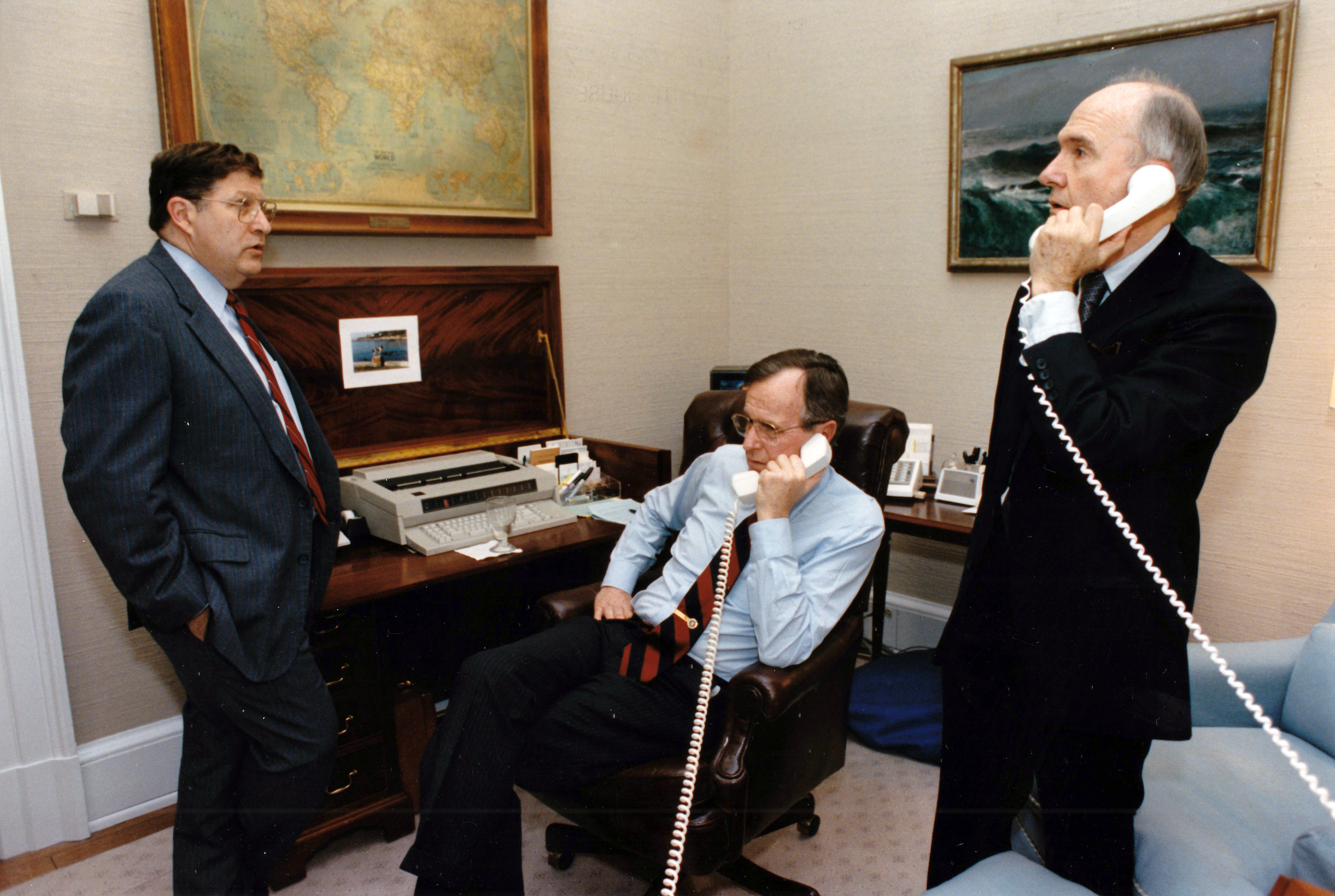 Balra John H. Sununu a Fehér Ház vezérkari főnökeként 1991. január 17-én.