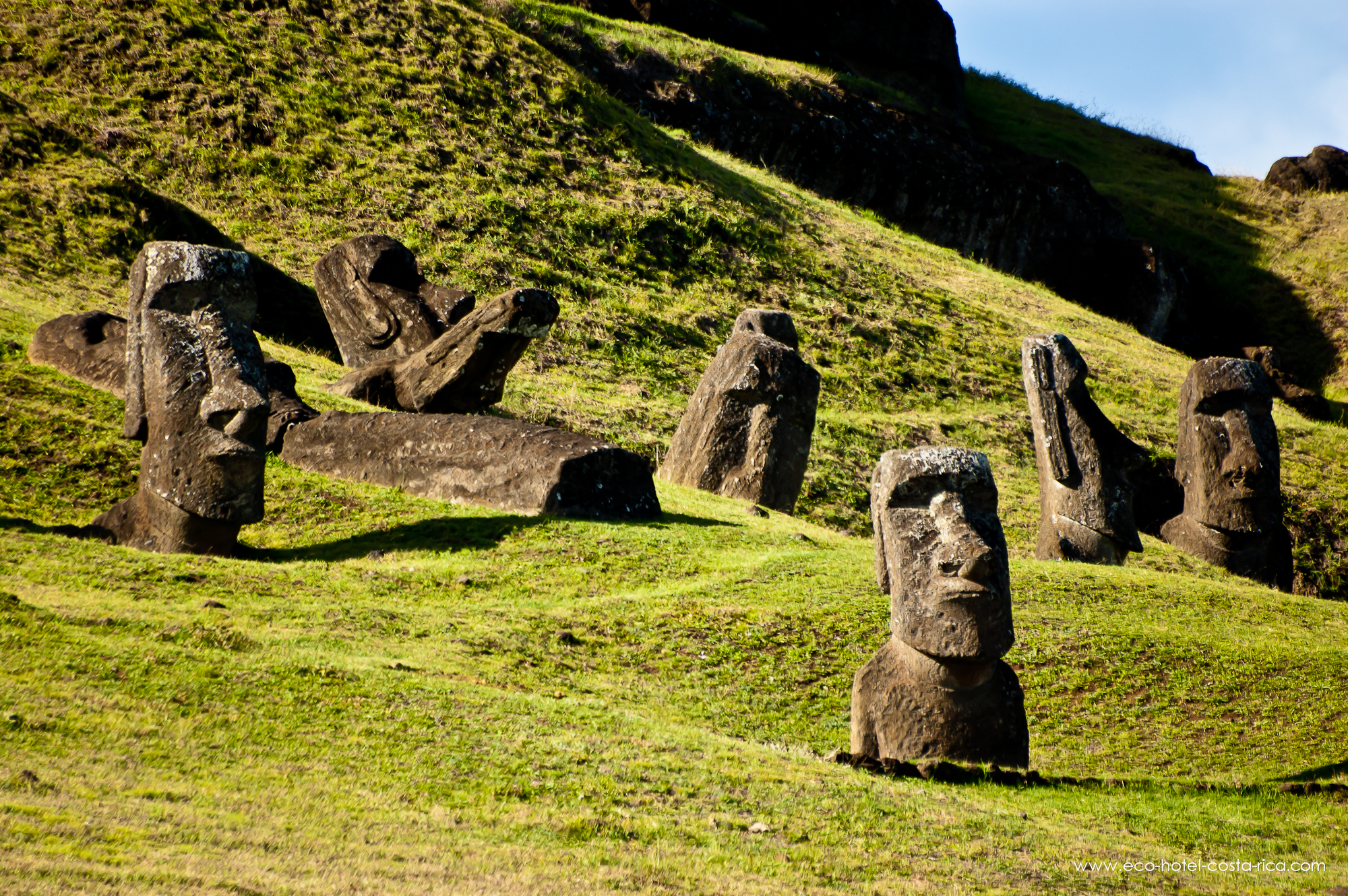 Каменные статуи острова пасхи страна. Национальный парк Рапануи (остров Пасхи). Национальный парк Рапануи (остров Пасхи) (1995). Моаи на острове Пасхи. Национальный парк Рапа-Нуи , остров Пасхи.