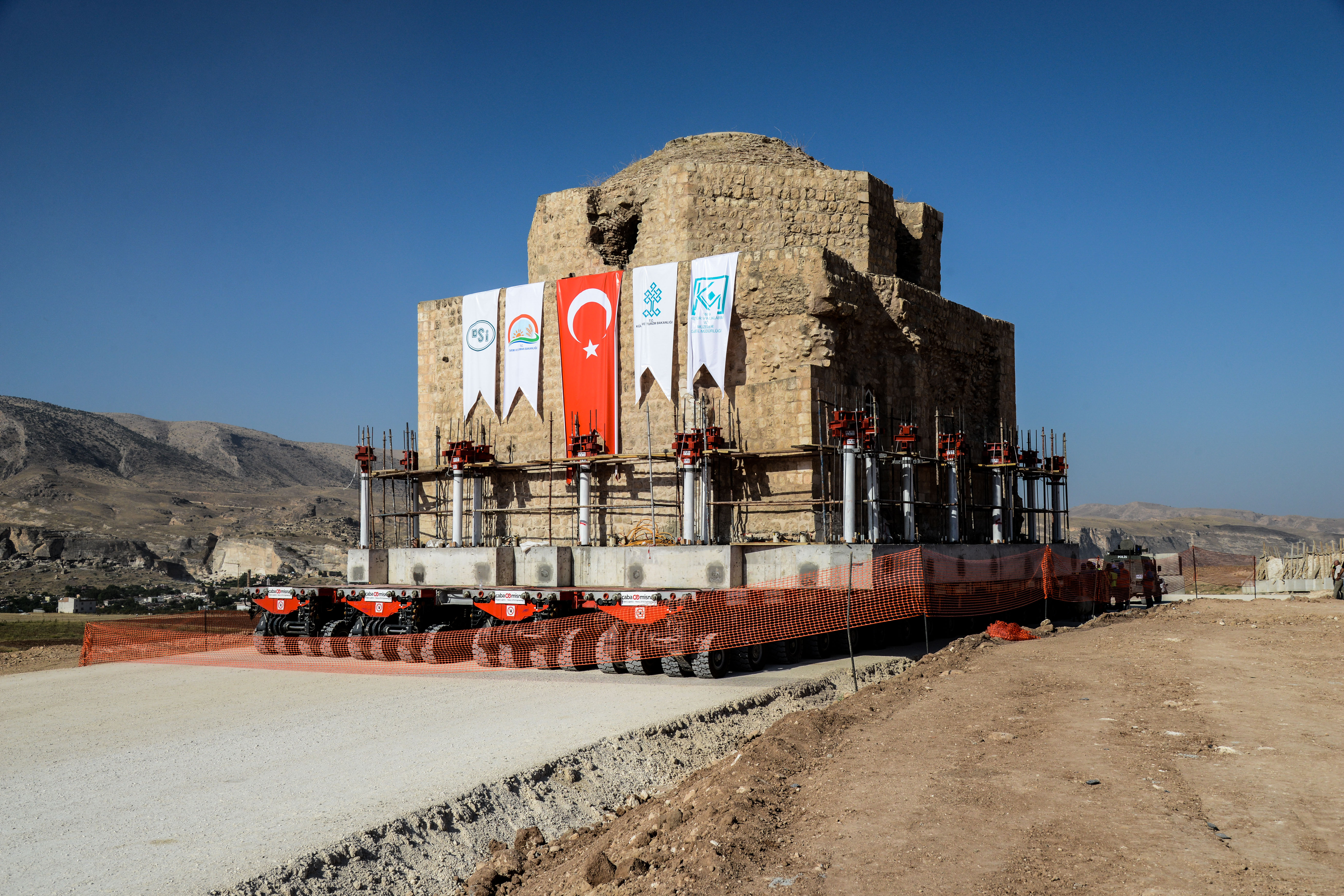 Gigantikus gát miatt költöztetik arrébb egy 12 ezer éves város épületeit Törökországban