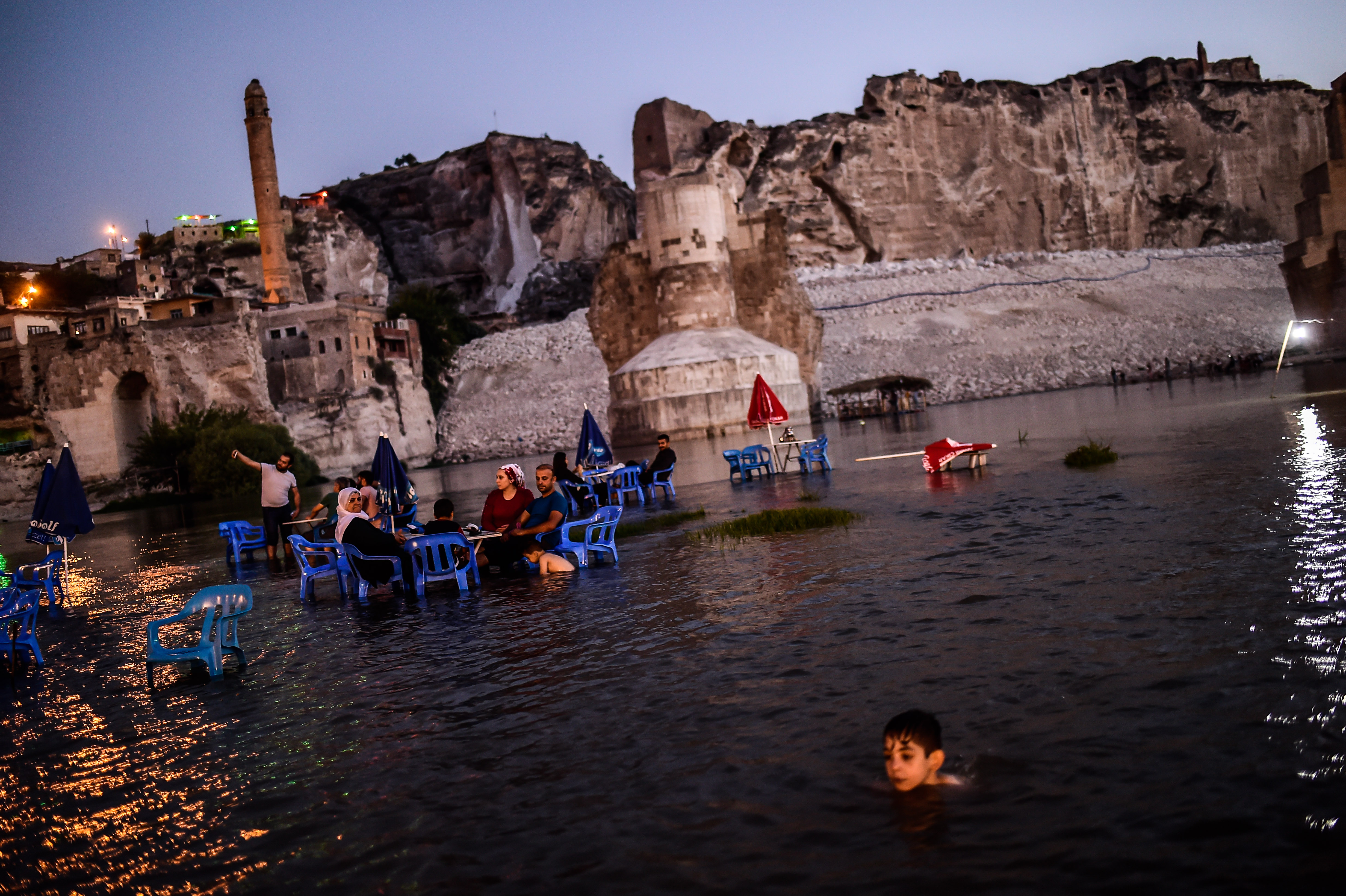 Kár lesz Hasankeyfért, ha víz alá kerül. Ezen a július végi képen épp a Tigrisben hűsölnek a városlakók.