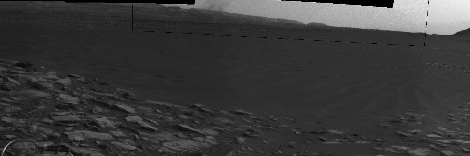 Egy marsi porördög húz el a Curiosity előtt 2017. február 4-én