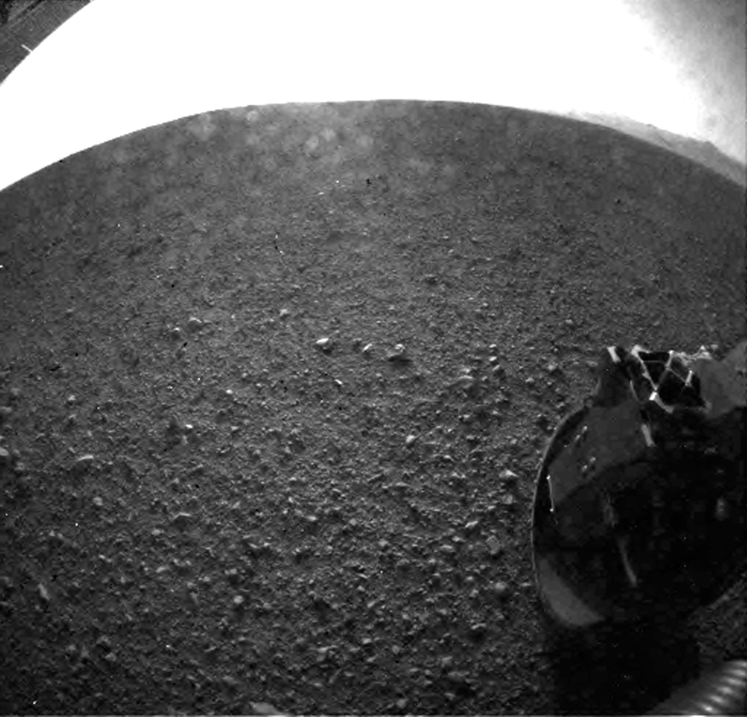 Lesz még ennél jobb is – az egyik első fotó, amit a Curiosity készített a Marson, a halszemoptikás kamerájával (2012. augusztus 6.)