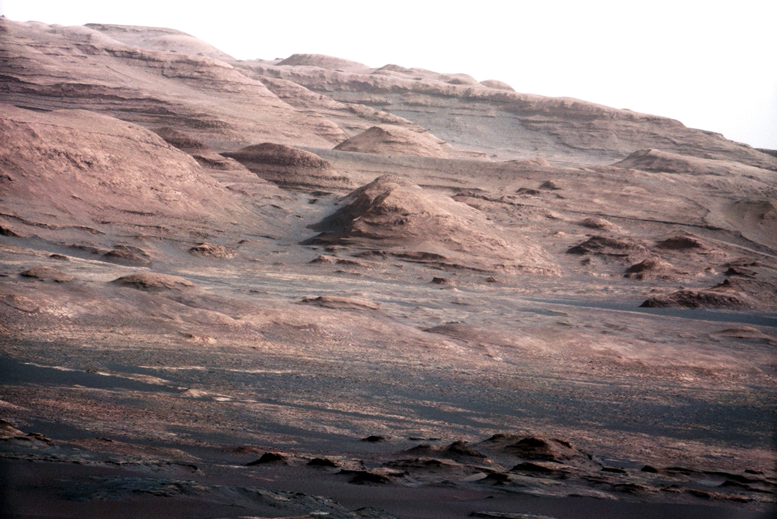 A Sharp-hegyről készült egyik első, a földi fényviszonyokhoz igazított kép (2012. augusztus 23.)