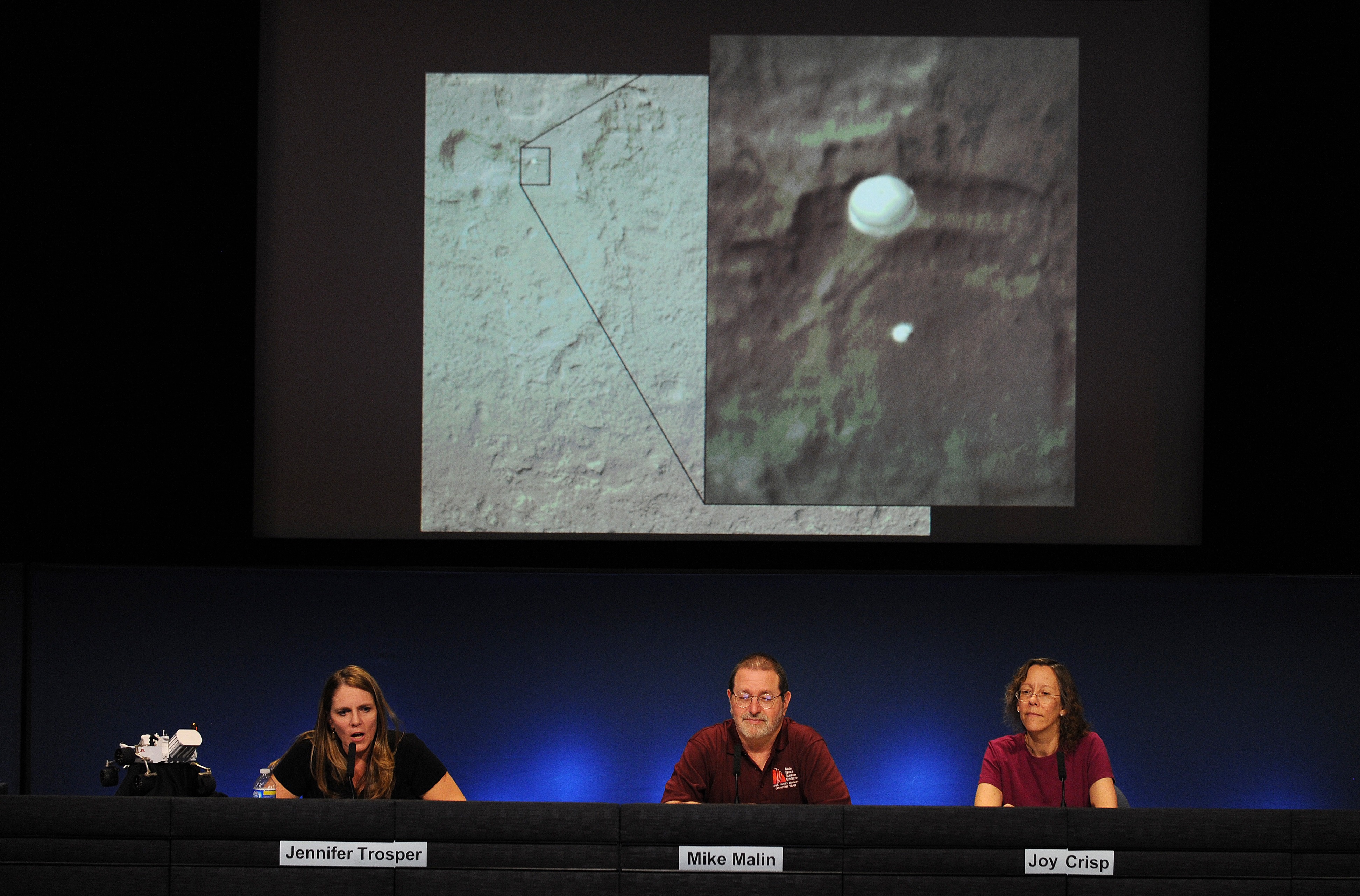 A Curiosity landolása után adott sajtótájékoztatón bemutatják az „ejtőernyős” Marsot érés pillanatait – a bal oldalon Jennifer Trosper, a misszió igazgatója (2012. augusztus 6.)