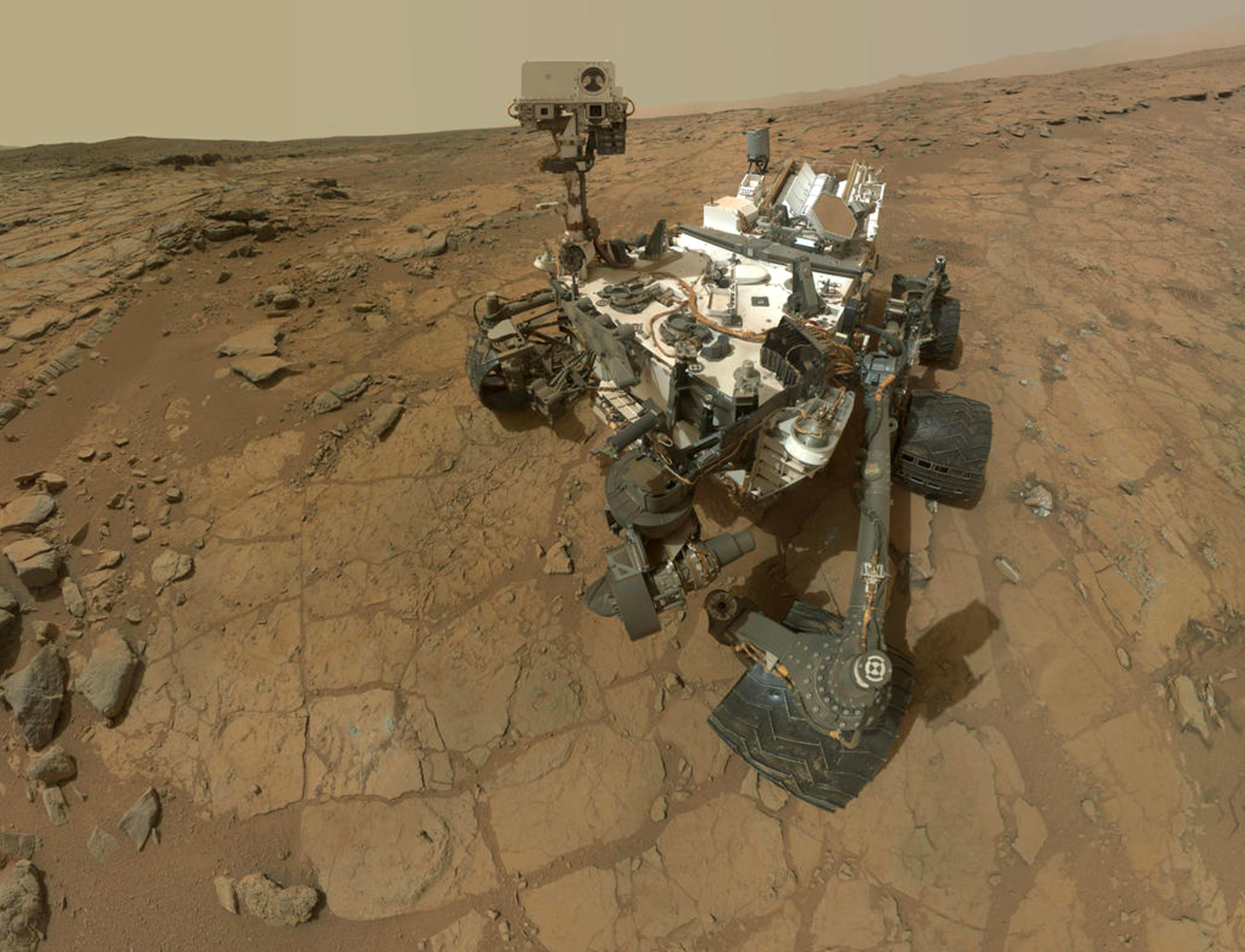 A Curiosity szelfije a első fúrási helyszínen, a John Klein nevű szikláknál, 2013. február 7-én