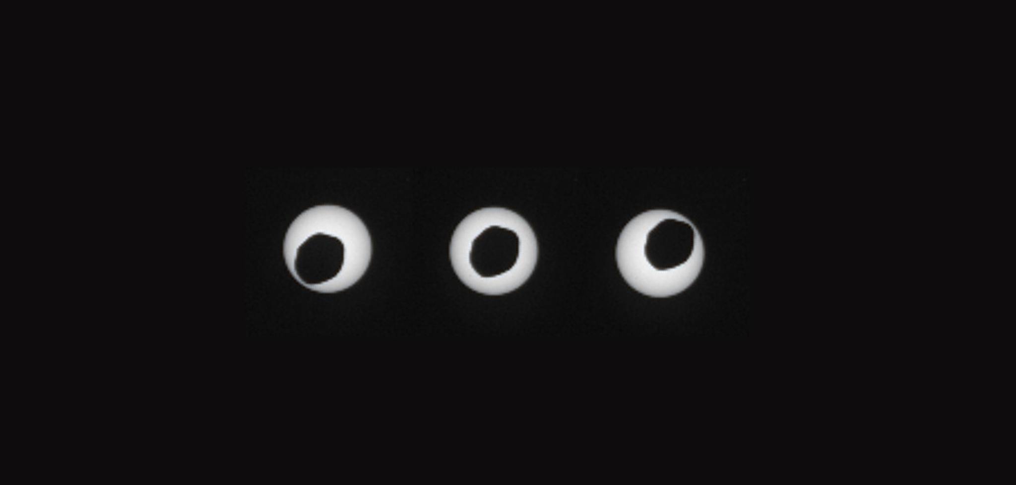 A Mars két holdja közül a nagyobbik, a Phobos elhalad a Nap előtt, három pozícióban (2013. augusztus 17.)