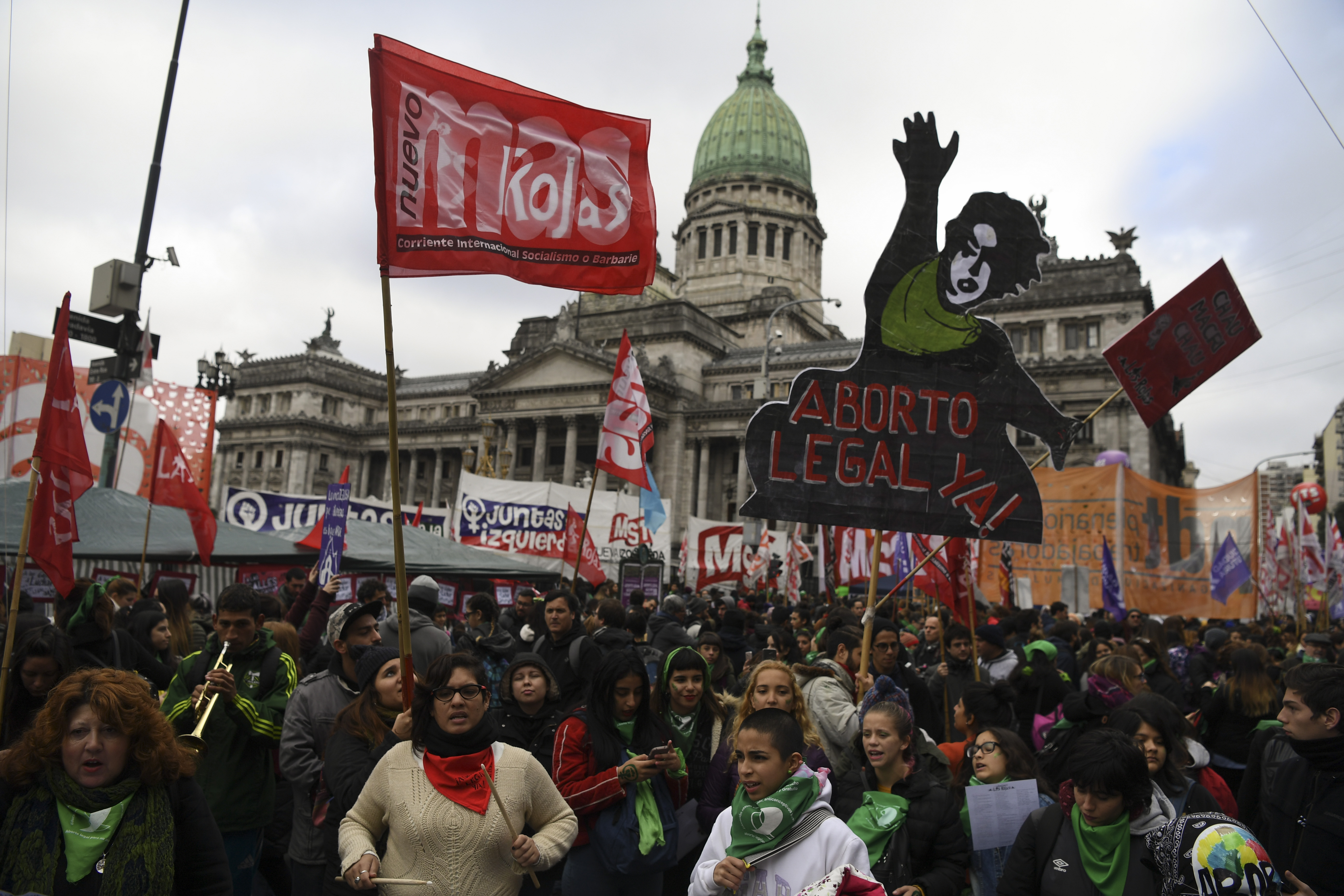 Több ezer nő vonul az argentin szenátus elé, hogy tegye legálissá az abortuszt