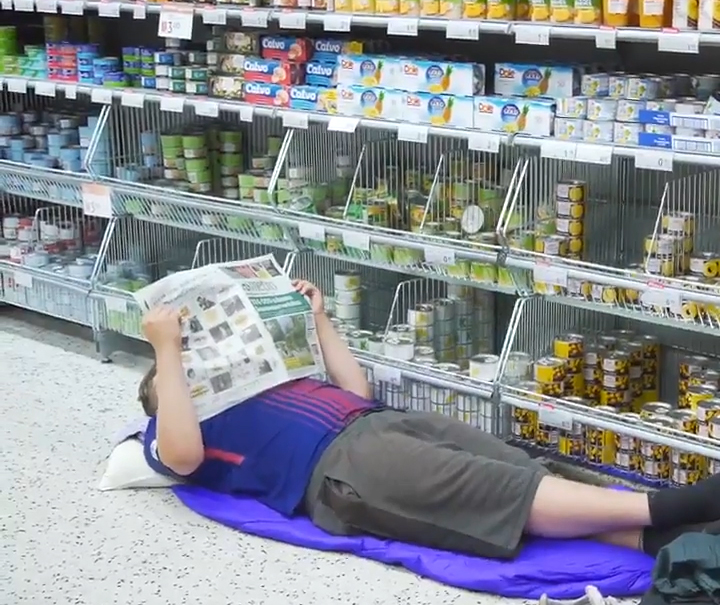 Egy finn bolt megengedte, hogy náluk éjszakázzanak a kánikulától szenvedők