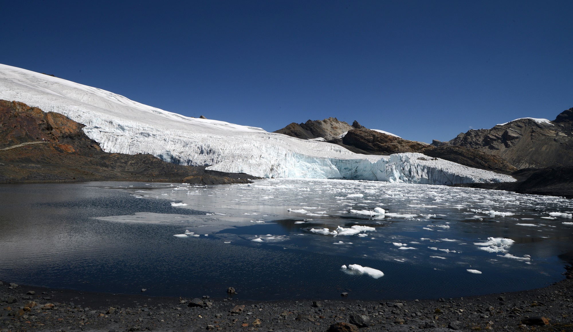 Évente 335 milliárd tonna jeget veszítenek el a világ gleccserei