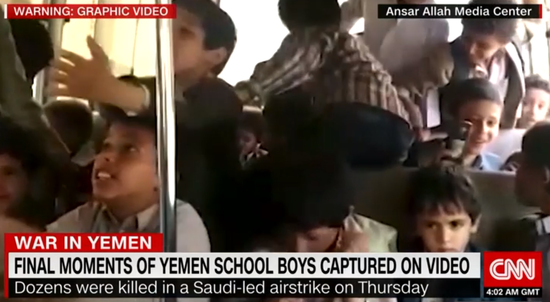 Előkerült egy videó a gyerekekkel teli buszról, ami közvetlenül azelőtt készült, hogy lebombázták őket
