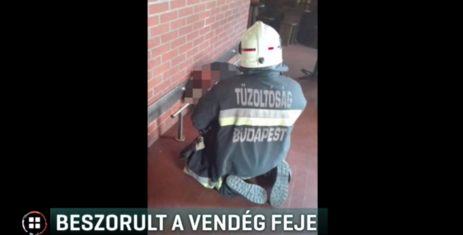 Egy nő pont úgy esett el egy budapesti sörözőben, hogy a feje beszorult a fal és a lábtartó cső közé