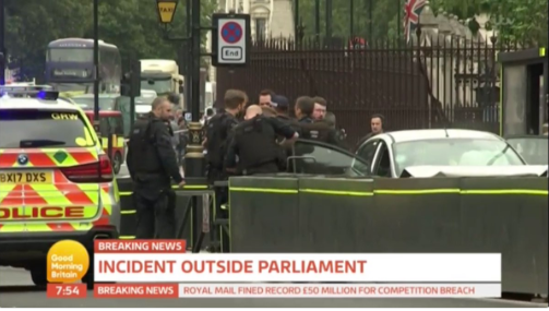 Biztonsági kordonnak hajtott egy autó a londoni parlament előtt, több sérült