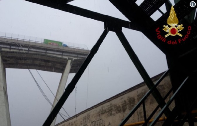 Leszakadt egy olasz autópálya hídja, sokan meghaltak