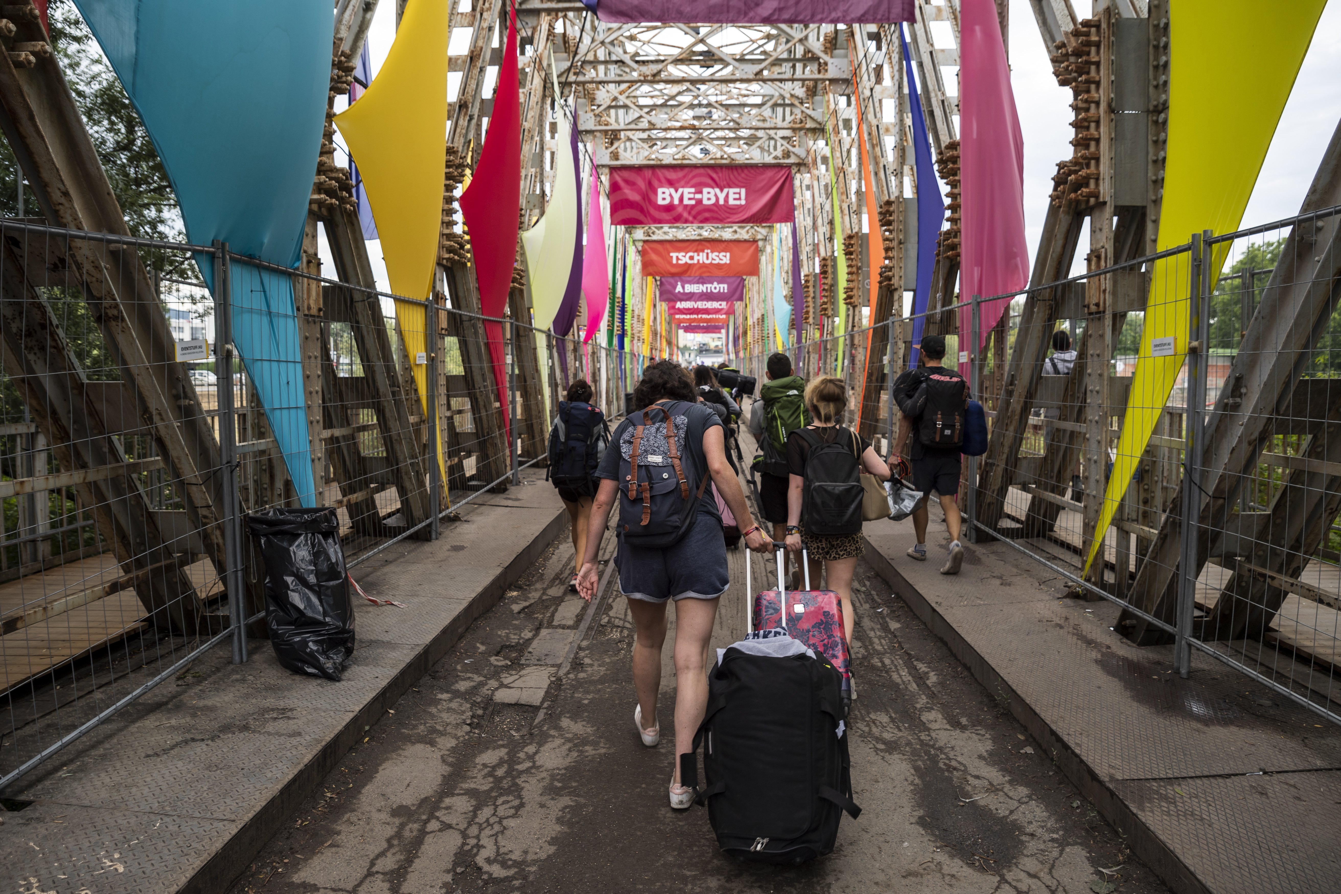 Fesztiválozók távoznak a K-hídon az óbudai Hajógyári-szigetről a 26. Sziget fesztivál zárása után, 2018. augusztus 15-én.