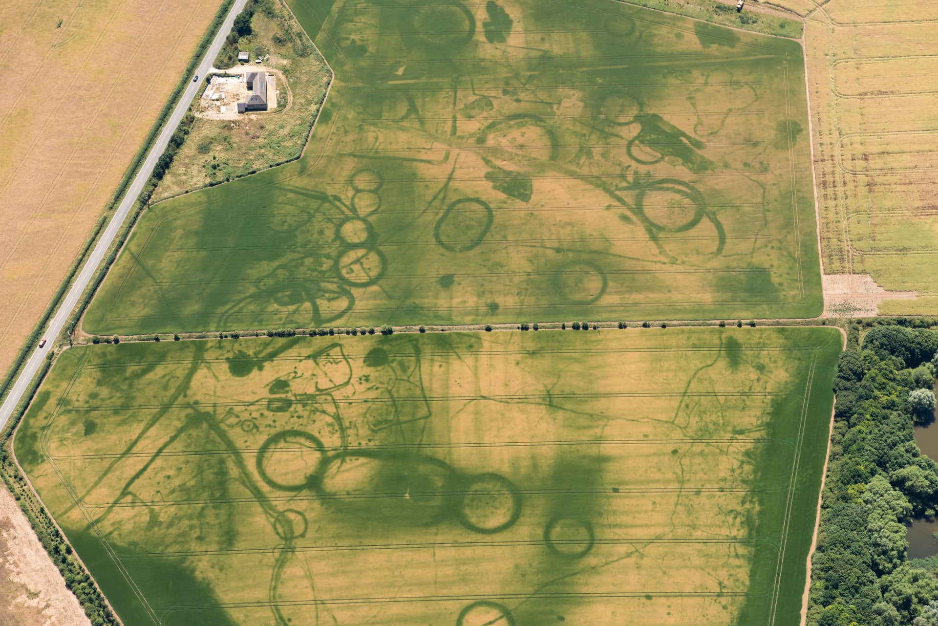 Egy i.e. 4000-700 közötti időkből származó telep, temetési emlékhelyekkel, az oxfordshire-i Eynsham közelében